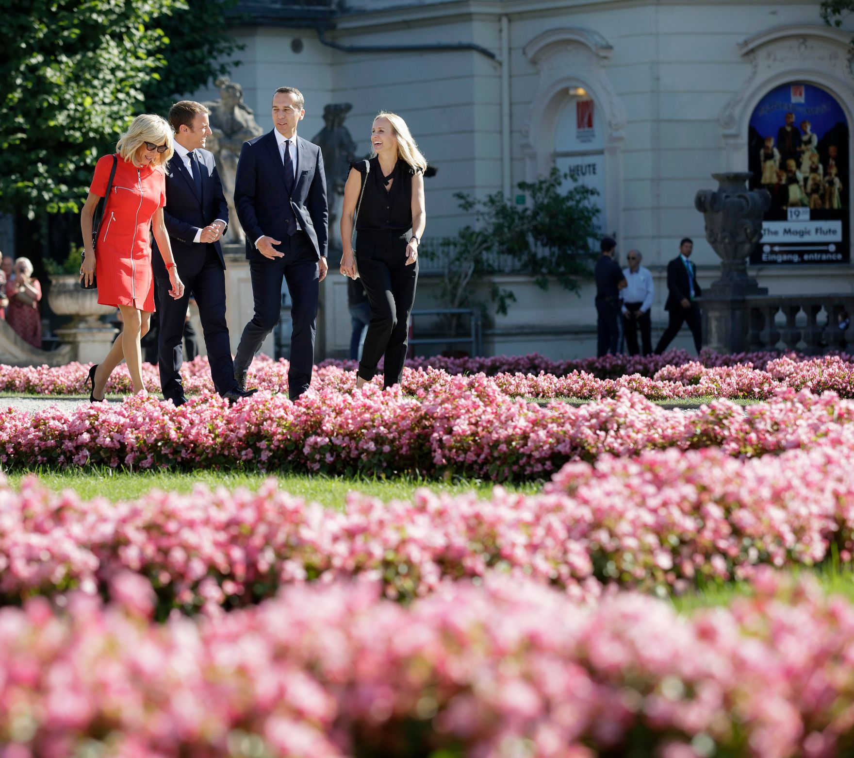 Am 23. August 2017 empfing Bundeskanzler Christian Kern (m.r.) den franz&ouml;sischen Pr&auml;sidenten Emmanuel Macron (m.l.) in Salzburg. Im Bild mit Brigitte Macron (l.) und Eveline Steinberger-Kern (r.).