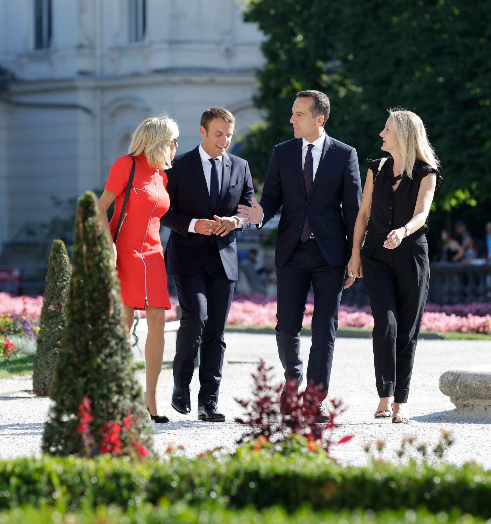 Am 23. August 2017 empfing Bundeskanzler Christian Kern (m.r.) den franz&ouml;sischen Pr&auml;sidenten Emmanuel Macron (m.l.) in Salzburg. Im Bild mit Brigitte Macron (l.) und Eveline Steinberger-Kern (r.).