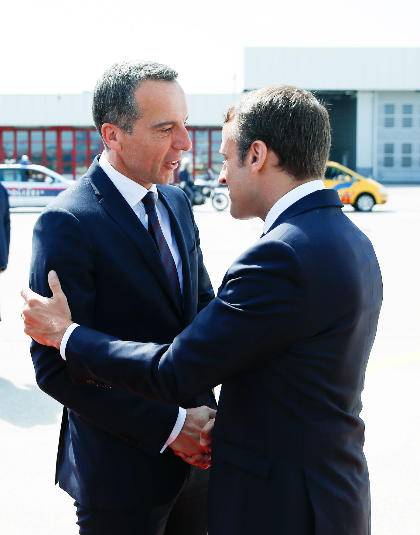 Am 23. August 2017 empfing Bundeskanzler Christian Kern (l.) den franz&ouml;sischen Pr&auml;sidenten Emmanuel Macron (r.) in Salzburg.