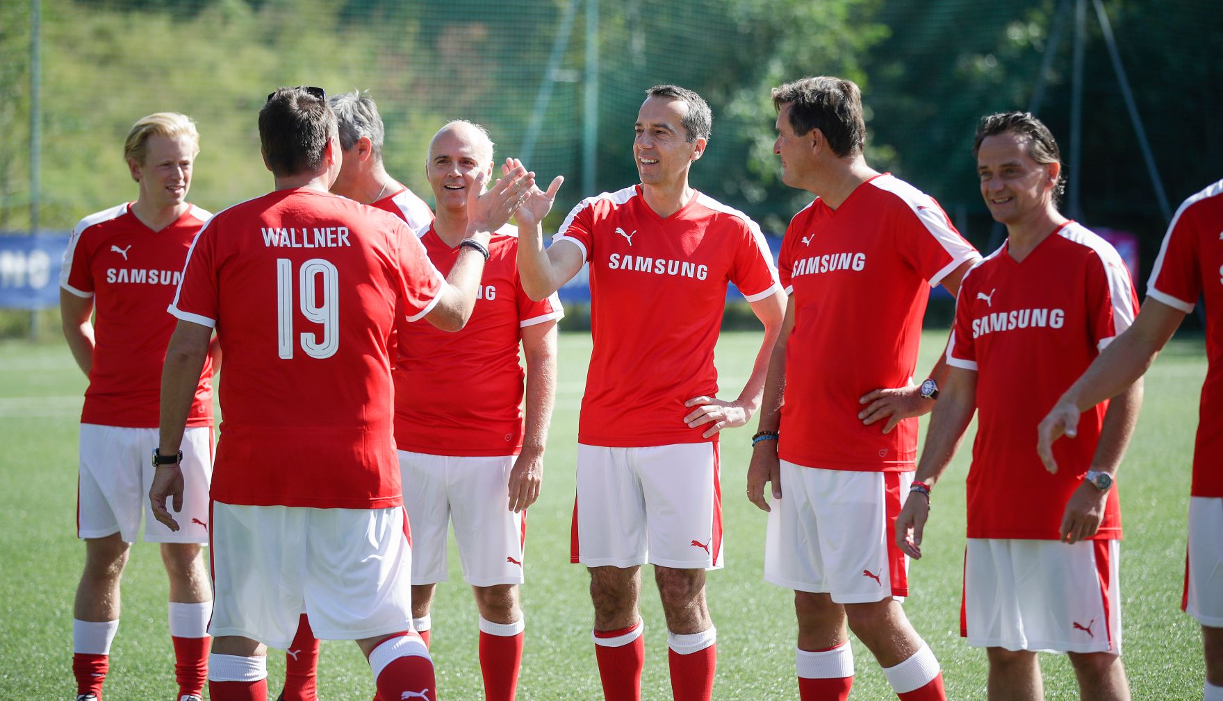 Am 29. August 2017 nahm Bundeskanzler Christian Kern (m.) am. Europ&auml;ischen Forum Alpbach teil. Im Bild beim Charity Soccer Match.