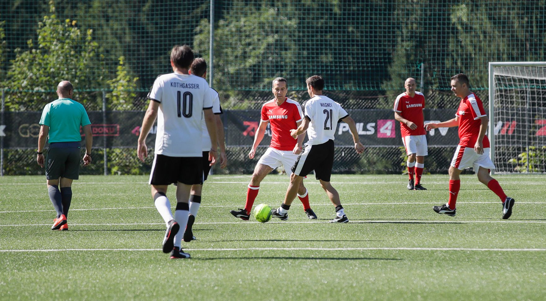 Am 29. August 2017 nahm Bundeskanzler Christian Kern (m.) am. Europ&auml;ischen Forum Alpbach teil. Im Bild beim Charity Soccer Match.