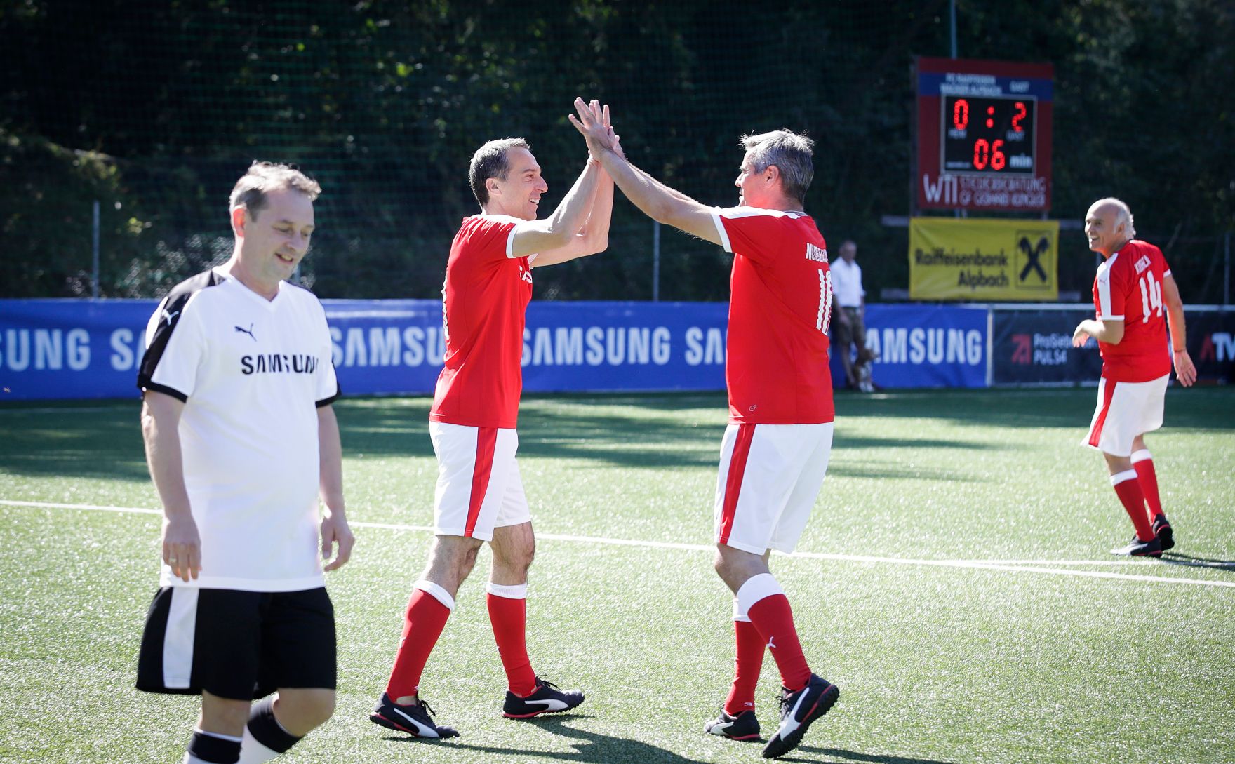 Am 29. August 2017 nahm Bundeskanzler Christian Kern (m.l.) am. Europ&auml;ischen Forum Alpbach teil. Im Bild beim Charity Soccer Match.