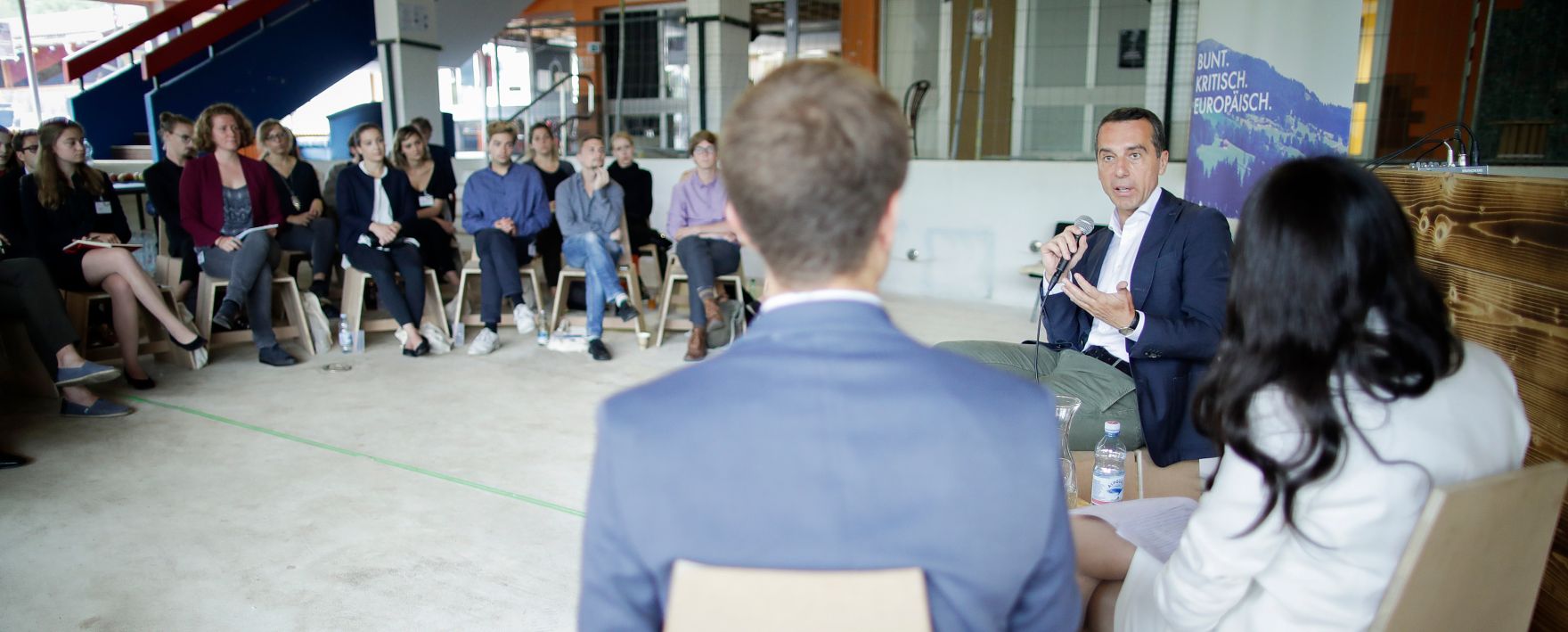 Am 28. August 2017 nahm Bundeskanzler Christian Kern (r.) am Europ&auml;ischen Forum Alpbach teil. Im Bild beim Kamingespr&auml;ch mit Studierenden der IG Wien und des Club Alpbach Ober&ouml;sterreich.