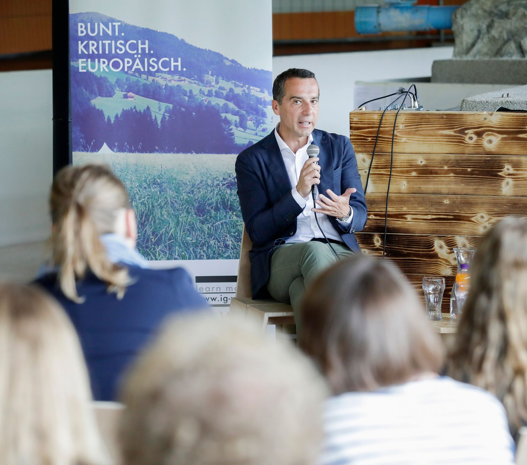 Am 28. August 2017 nahm Bundeskanzler Christian Kern (im Bild) am Europ&auml;ischen Forum Alpbach teil. Im Bild beim Kamingespr&auml;ch mit Studierenden der IG Wien und des Club Alpbach Ober&ouml;sterreich.