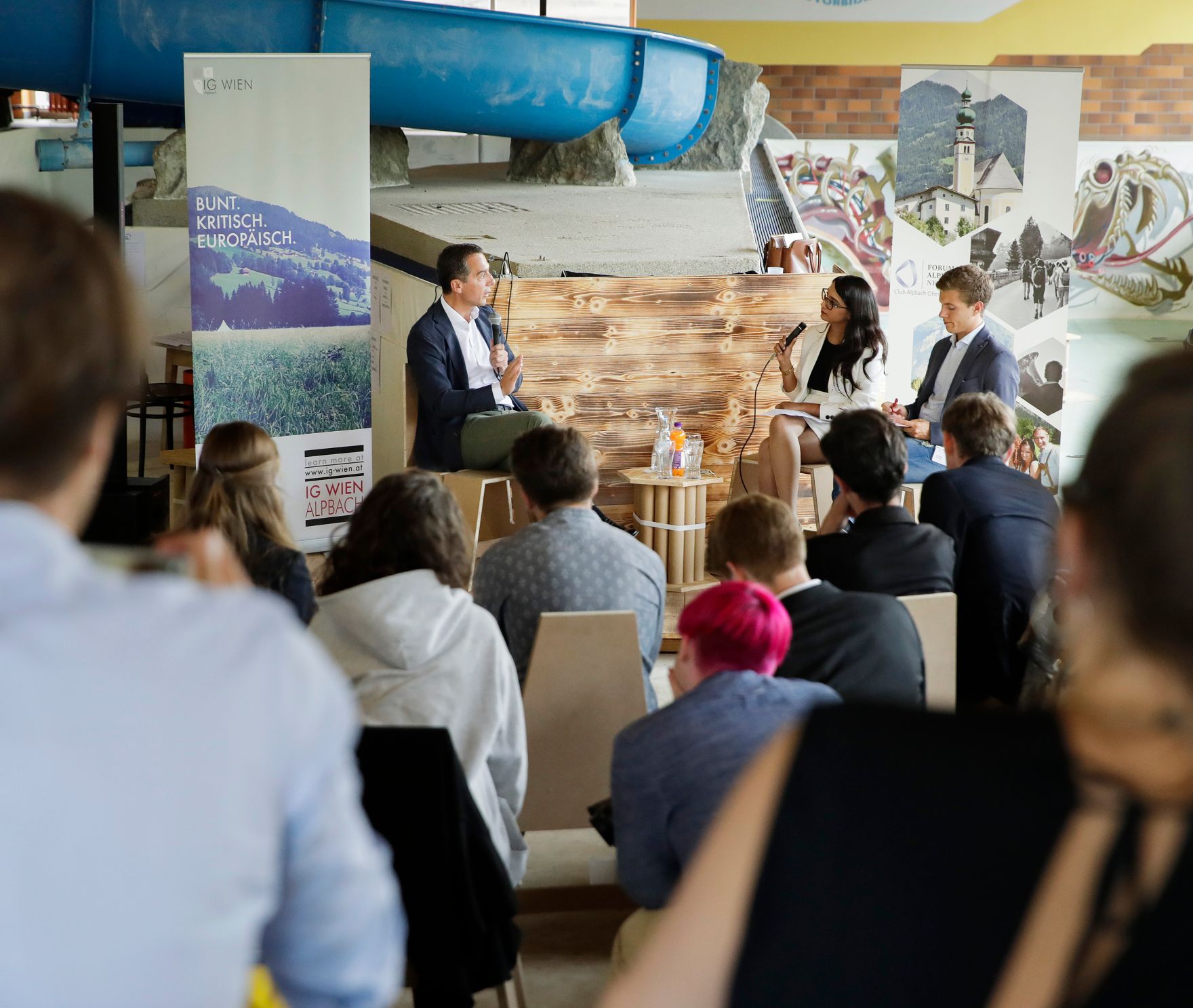 Am 28. August 2017 nahm Bundeskanzler Christian Kern (l.) am Europ&auml;ischen Forum Alpbach teil. Im Bild beim Kamingespr&auml;ch mit Studierenden der IG Wien und des Club Alpbach Ober&ouml;sterreich.