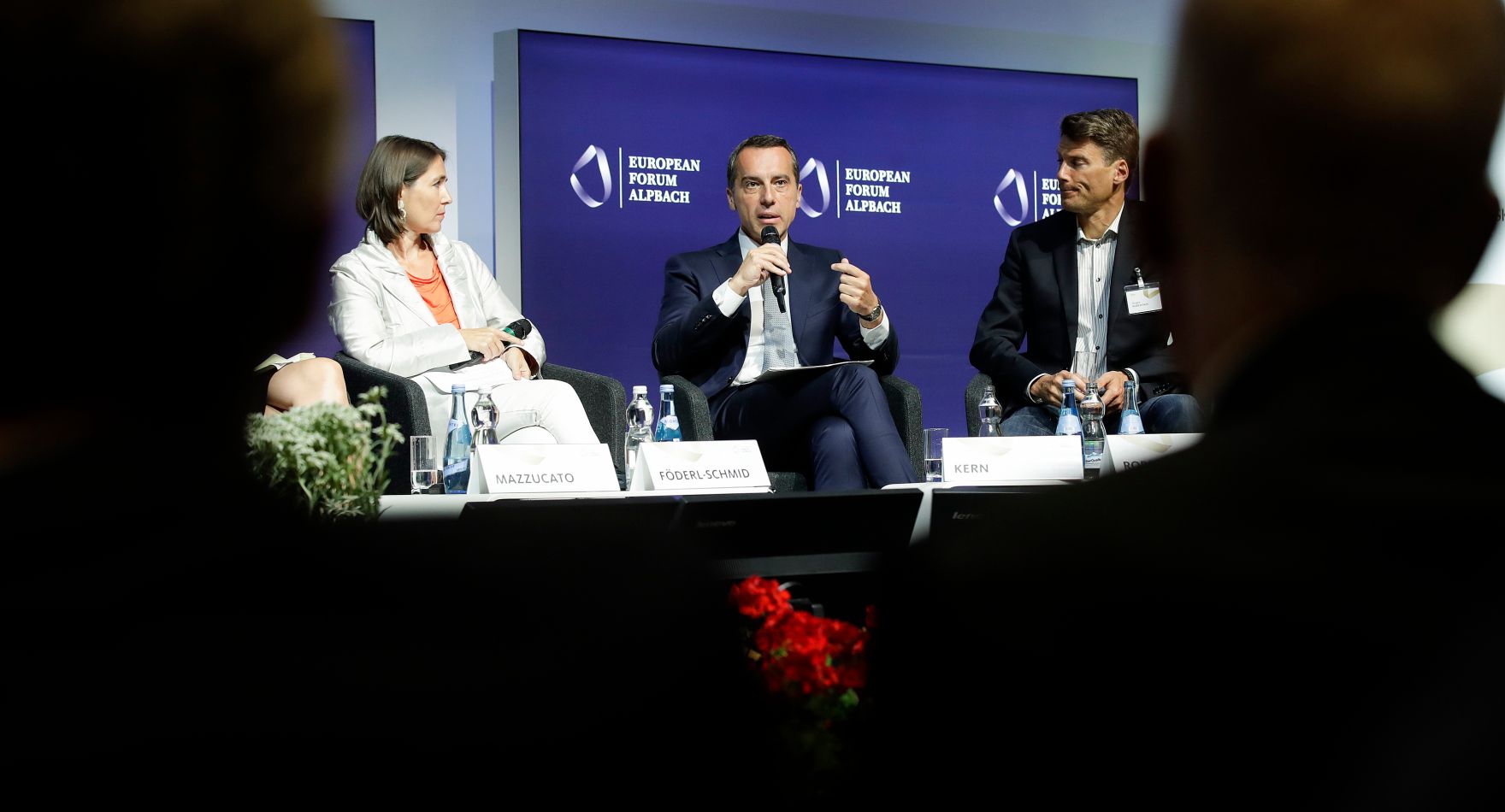Am 28. August 2017 nahm Bundeskanzler Christian Kern (m.) am Europ&auml;ischen Forum Alpbach teil. Im Bild mit Moderatorin Alexandra F&ouml;derl-Schmid (l.) und dem B&uuml;rgermeister der Stadt Vancouver Gregor Robertson (r.).