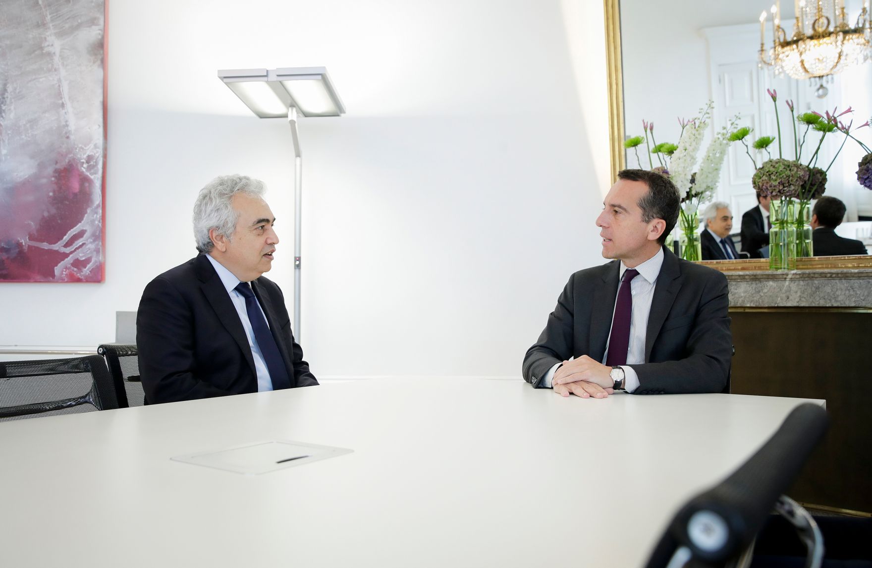 Am 4. September 2017 empfing Bundeskanzler Christian Kern (r.) den Exekutivdirektor der Internationalen Energieagentur Fatih Birol (l.) zu einem Gespr&auml;ch.