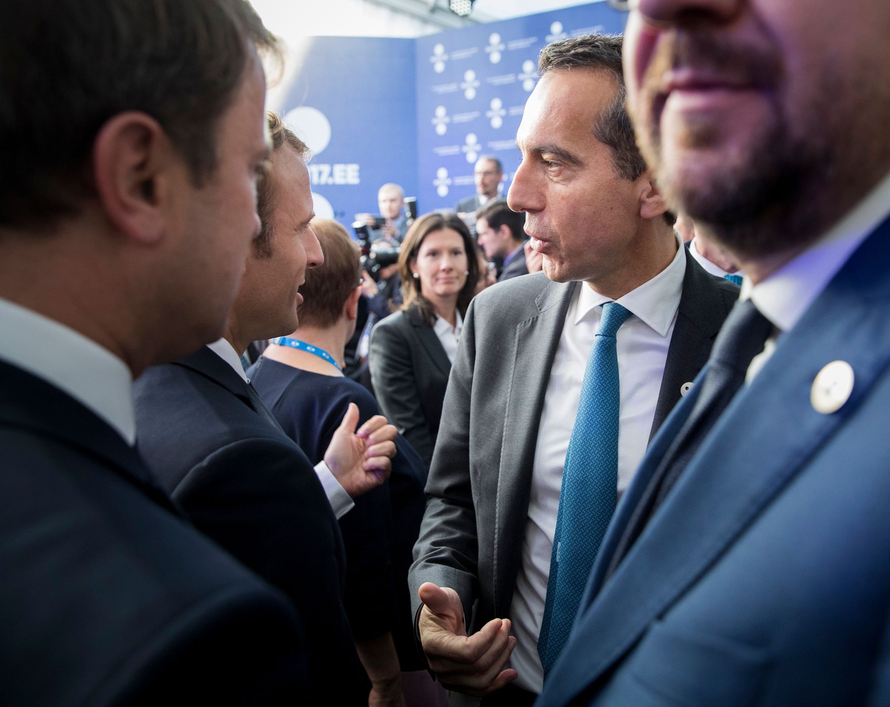 Am 29. September 2017 fand das Digitale Gipfeltreffen der Europ&auml;ischen Staats- und Regierungschefs in Tallinn statt. Im Bild Bundeskanzler Christian Kern (r,) mit dem franz&ouml;sischen Pr&auml;sidenten Emmanuel Macron (l.) bei der Besichtigung des Creative Hub.