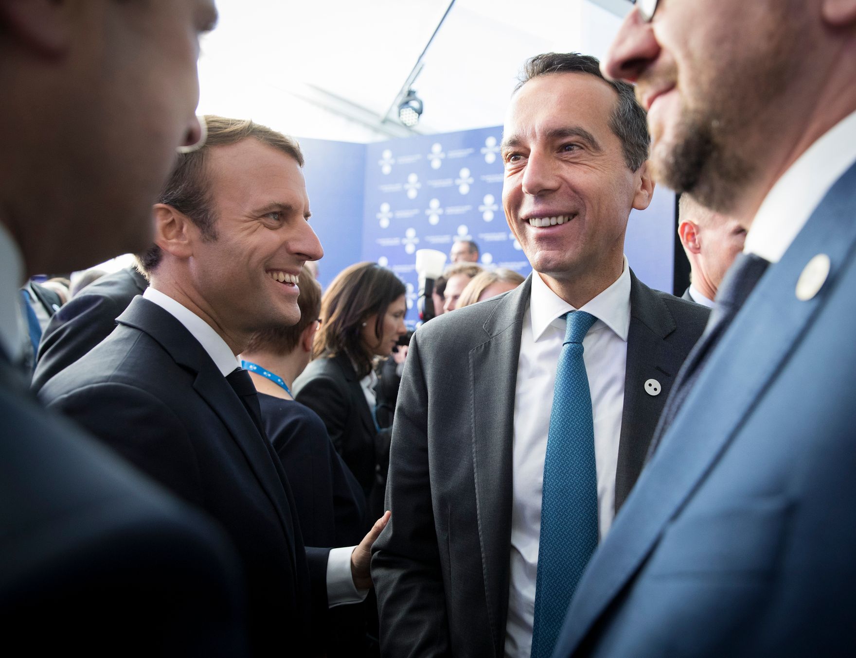 Am 29. September 2017 fand das Digitale Gipfeltreffen der Europ&auml;ischen Staats- und Regierungschefs in Tallinn statt. Im Bild Bundeskanzler Christian Kern (r,) mit dem franz&ouml;sischen Pr&auml;sidenten Emmanuel Macron (l.) bei der Besichtigung des Creative Hub.