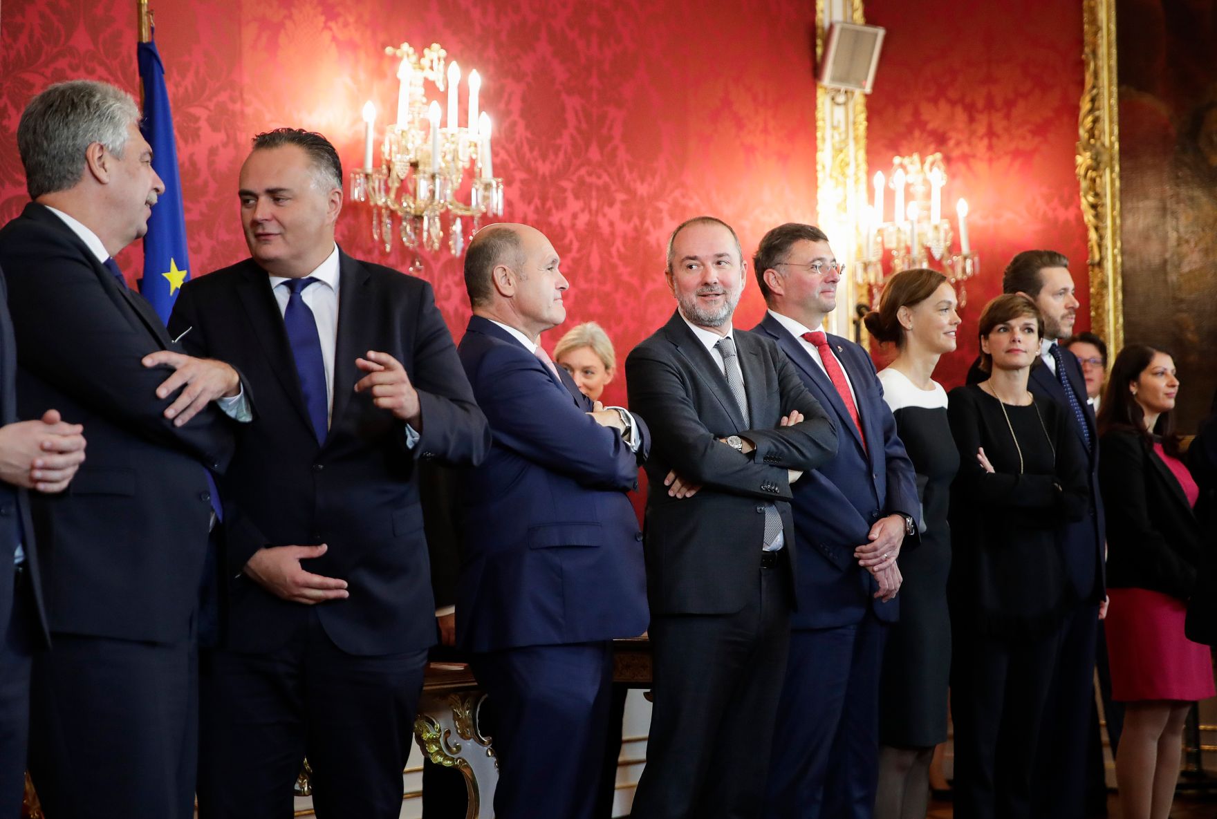 Am 17. Oktober 2017 nahm Bundespr&auml;sident Alexander Van der Bellen den R&uuml;cktritt der &ouml;sterreichischen Bundesregierung an. Im Anschluss betraute er diese mit der Fortf&uuml;hrung der Amtsgesch&auml;fte bis zur Bildung einer neuen Bundesregierung.