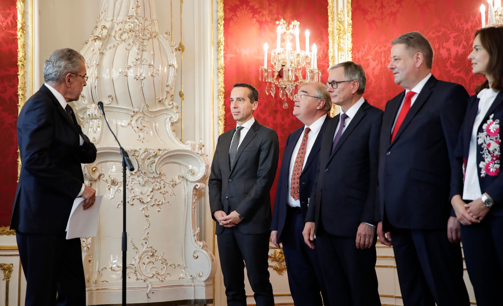 Am 17. Oktober 2017 nahm der Bundespr&auml;sident den R&uuml;cktritt der &ouml;sterreichischen Bundesregierung an. Im Anschluss betraute er diese mit der Fortf&uuml;hrung der Amtsgesch&auml;fte bis zur Bildung einer neuen Bundesregierung. Im Bild (v.l.n.r.) Bundespr&auml;sident Alexander Van der Bellen, Bundeskanzler Christian Kern, Vizekanzler und Justizminister Wolfgang Brandstetter, Sozialminister Alois St&ouml;ger, Landwirtschaftsminister Andr&auml; Rupprechter und Familie- und Jugendministerin Sophie Karmasin.