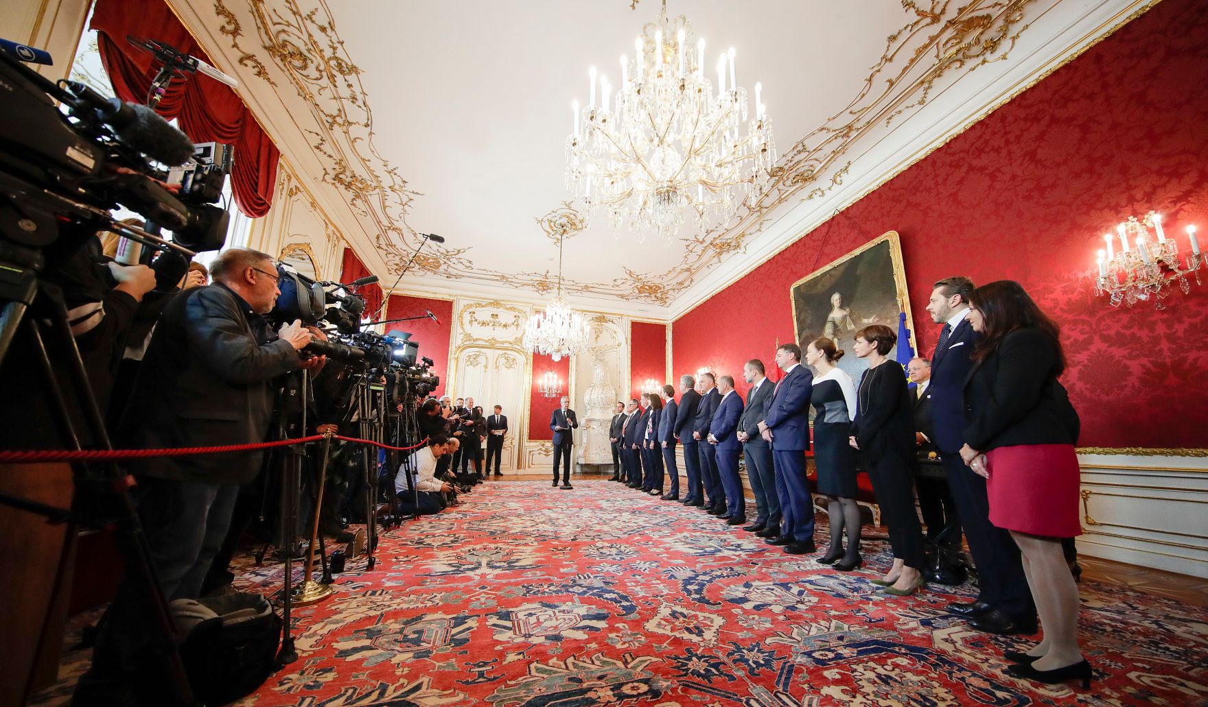 Am 17. Oktober 2017 nahm Bundespr&auml;sident Alexander Van der Bellen den R&uuml;cktritt der &ouml;sterreichischen Bundesregierung an. Im Anschluss betraute er diese mit der Fortf&uuml;hrung der Amtsgesch&auml;fte bis zur Bildung einer neuen Bundesregierung.