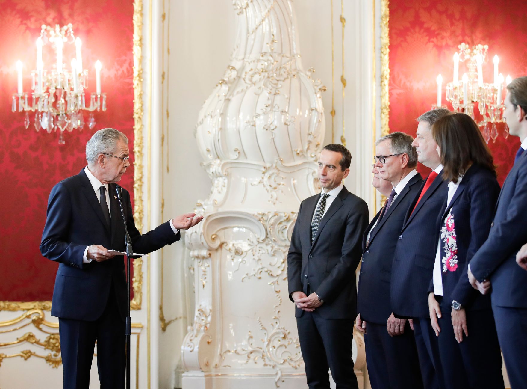 Am 17. Oktober 2017 nahm der Bundespr&auml;sident den R&uuml;cktritt der &ouml;sterreichischen Bundesregierung an. Im Anschluss betraute er diese mit der Fortf&uuml;hrung der Amtsgesch&auml;fte bis zur Bildung einer neuen Bundesregierung. Im Bild (v.l.n.r.) Bundespr&auml;sident Alexander Van der Bellen, Bundeskanzler Christian Kern, Vizekanzler und Justizminister Wolfgang Brandstetter, Sozialminister Alois St&ouml;ger, Landwirtschaftsminister Andr&auml; Rupprechter, Familie- und Jugendministerin Sophie Karmasin und Au&szlig;enminister Sebastian Kurz..