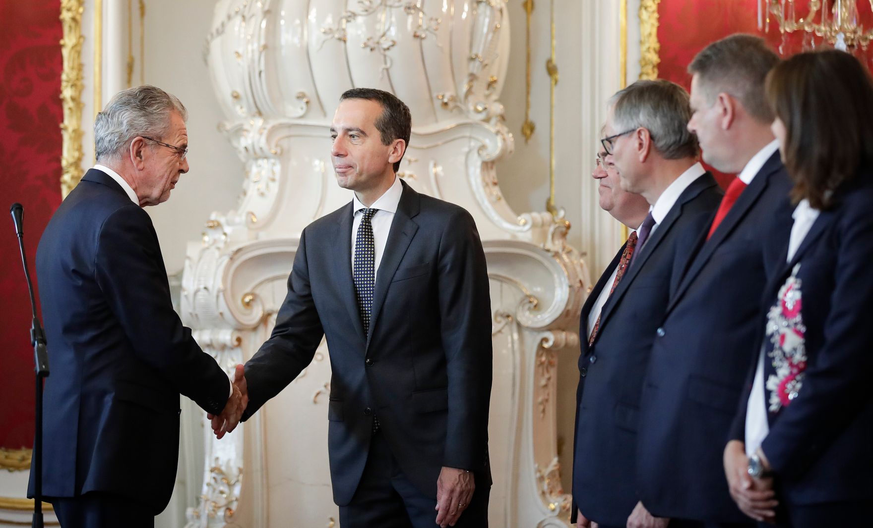 Am 17. Oktober 2017 nahm der Bundespr&auml;sident den R&uuml;cktritt der &ouml;sterreichischen Bundesregierung an. Im Anschluss betraute er diese mit der Fortf&uuml;hrung der Amtsgesch&auml;fte bis zur Bildung einer neuen Bundesregierung. Im Bild (v.l.n.r.) Bundespr&auml;sident Alexander Van der Bellen, Bundeskanzler Christian Kern, Vizekanzler und Justizminister Wolfgang Brandstetter, Sozialminister Alois St&ouml;ger, Landwirtschaftsminister Andr&auml; Rupprechter und Familie- und Jugendministerin Sophie Karmasin.