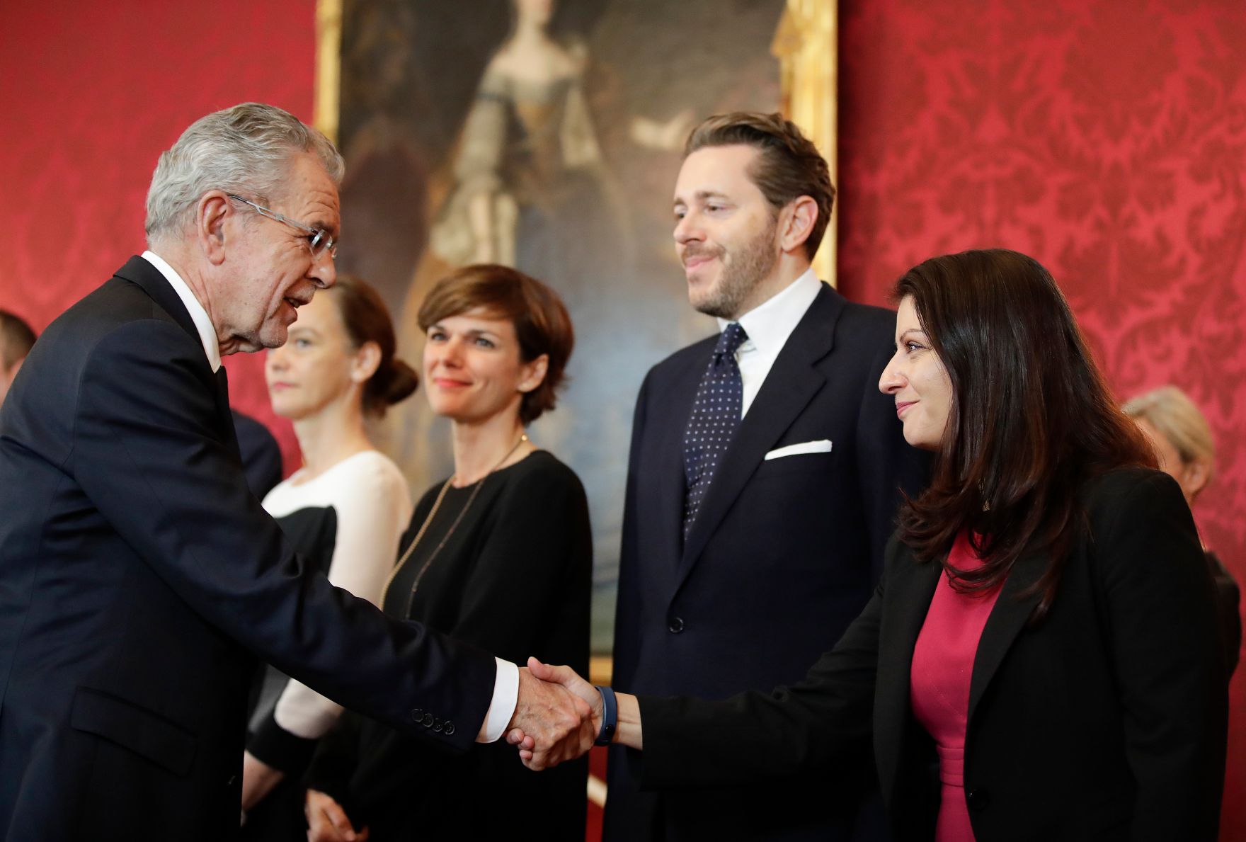 Am 17. Oktober 2017 nahm der Bundespr&auml;sident den R&uuml;cktritt der &ouml;sterreichischen Bundesregierung an. Im Anschluss betraute er diese mit der Fortf&uuml;hrung der Amtsgesch&auml;fte bis zur Bildung einer neuen Bundesregierung. Im Bild (v.l.n.r.) Bundespr&auml;sident Alexander Van der Bellen, Bildungsministerin Sonja Hammerschmid, Gesundheitsministerin Pamela Rendi-Wagner, Wirtschaftsminister Harald Mahrer und Staatssekret&auml;rin Muna Duzdar.