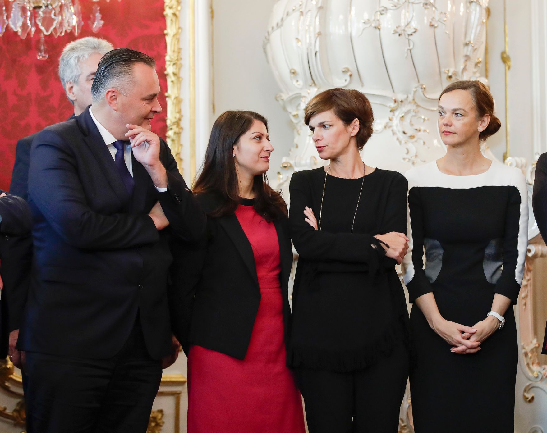 Am 17. Oktober 2017 nahm Bundespr&auml;sident Alexander Van der Bellen den R&uuml;cktritt der &ouml;sterreichischen Bundesregierung an. Im Anschluss betraute er diese mit der Fortf&uuml;hrung der Amtsgesch&auml;fte bis zur Bildung einer neuen Bundesregierung. Im Bild (v.l.n.r.) Verteidigungsminister Hans Peter Doskozil, Staatssekret&auml;rin Muna Duzdar, Gesundheitsministerin Pamela Rendi-Wagner und Bildungsministerin Sonja Hammerschmid.