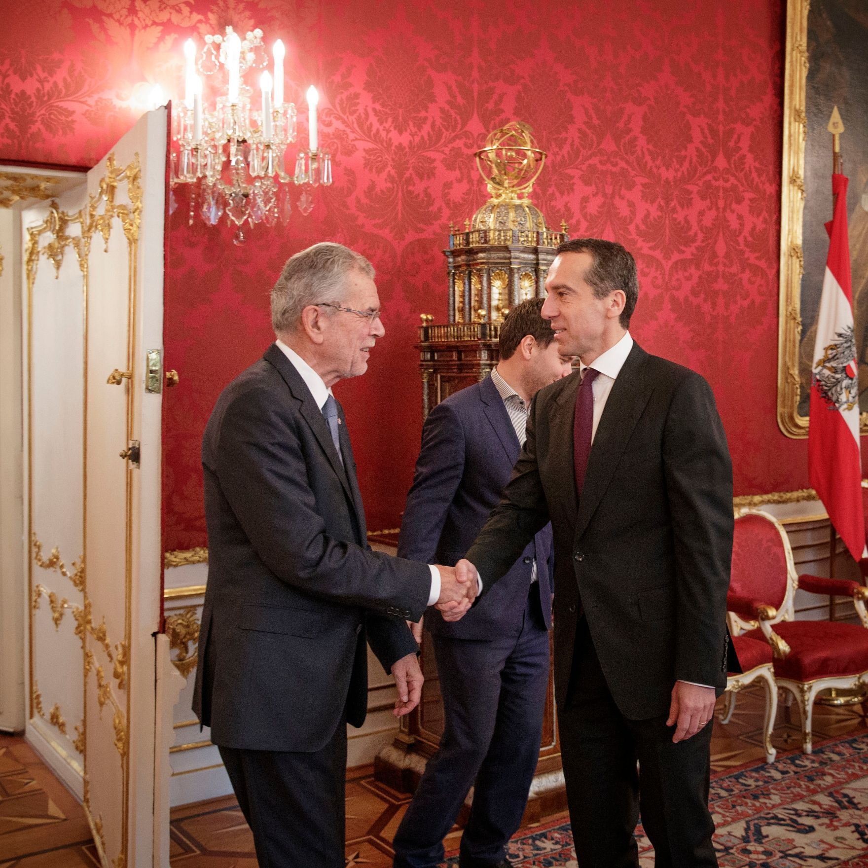 Am 18. Oktober 2017 besuchte Bundeskanzler Christian Kern (r.) den Bundespr&auml;sidenten Alexander Van der Bellen (l.) zu einem Gespr&auml;ch.