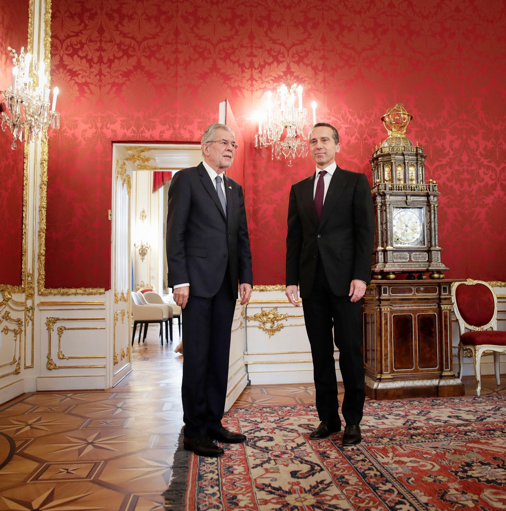 Am 18. Oktober 2017 besuchte Bundeskanzler Christian Kern (r.) den Bundespr&auml;sidenten Alexander Van der Bellen (l.) zu einem Gespr&auml;ch.