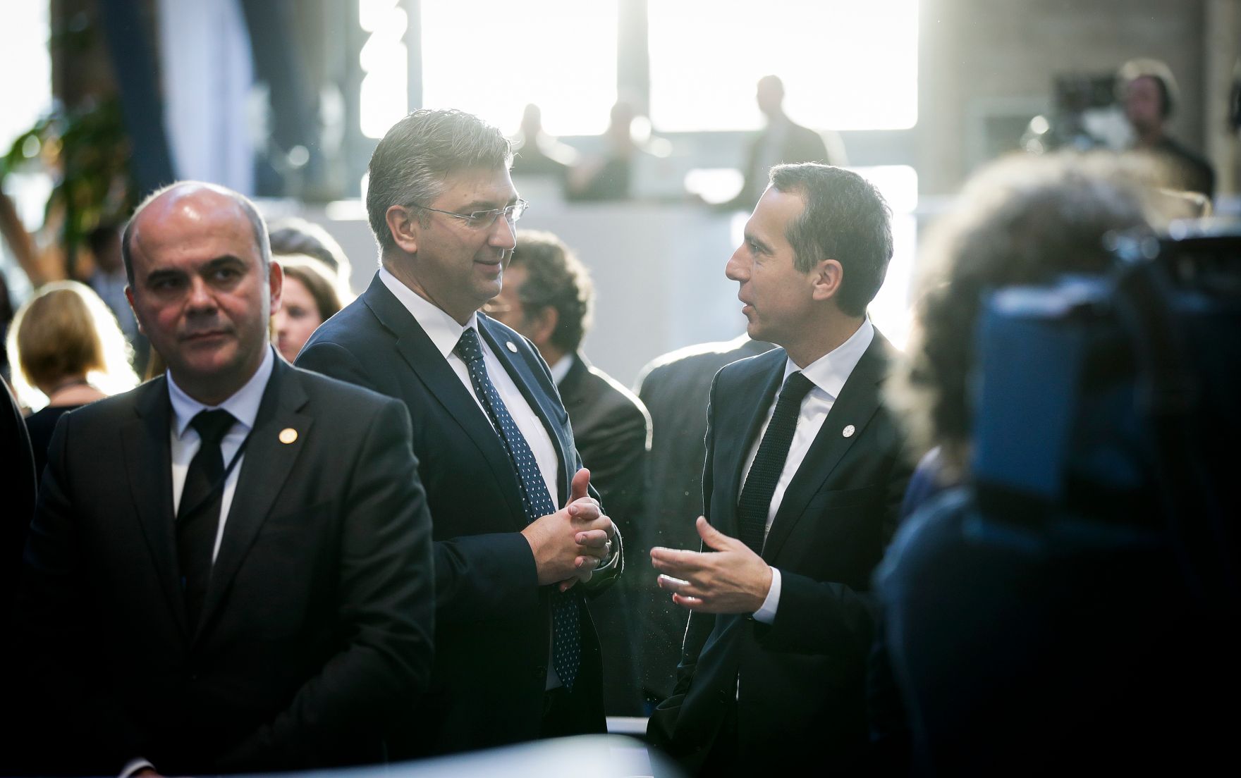 Am 17. November 2017 fand der Sozialgipfel der Europ&auml;ischen Staats- und Regierungschefs in G&ouml;teborg statt. Im Bild Bundeskanzler Christian Kern (r.) mit dem kroatischen Premierminister Andrej Plenković (m.).