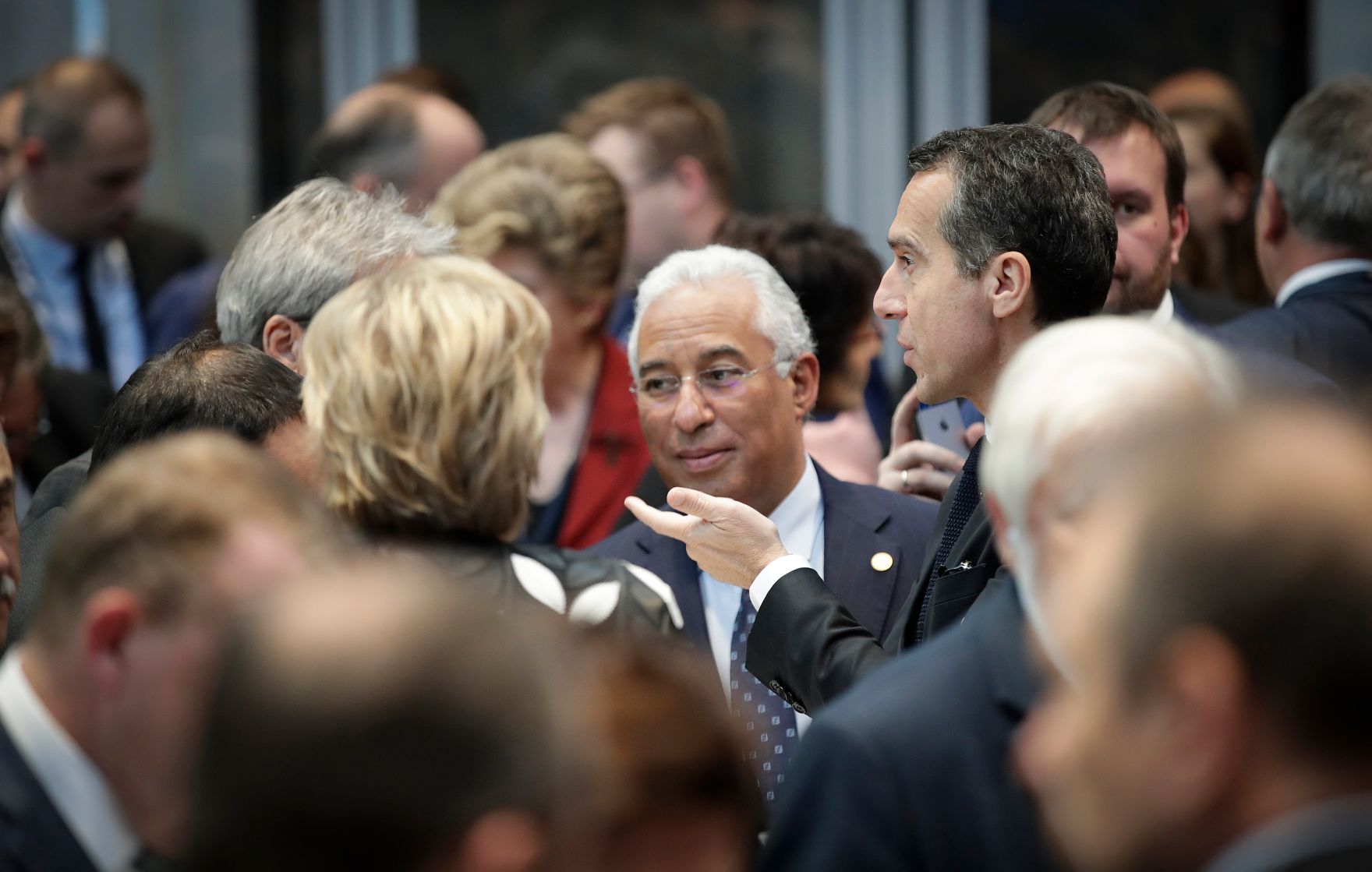 Am 17. November 2017 fand der Sozialgipfel der Europ&auml;ischen Staats- und Regierungschefs in G&ouml;teborg statt. Im Bild Bundeskanzler Christian Kern (r.) mit dem portugiesischen Premierminister Ant&oacute;nio Costa (m.).