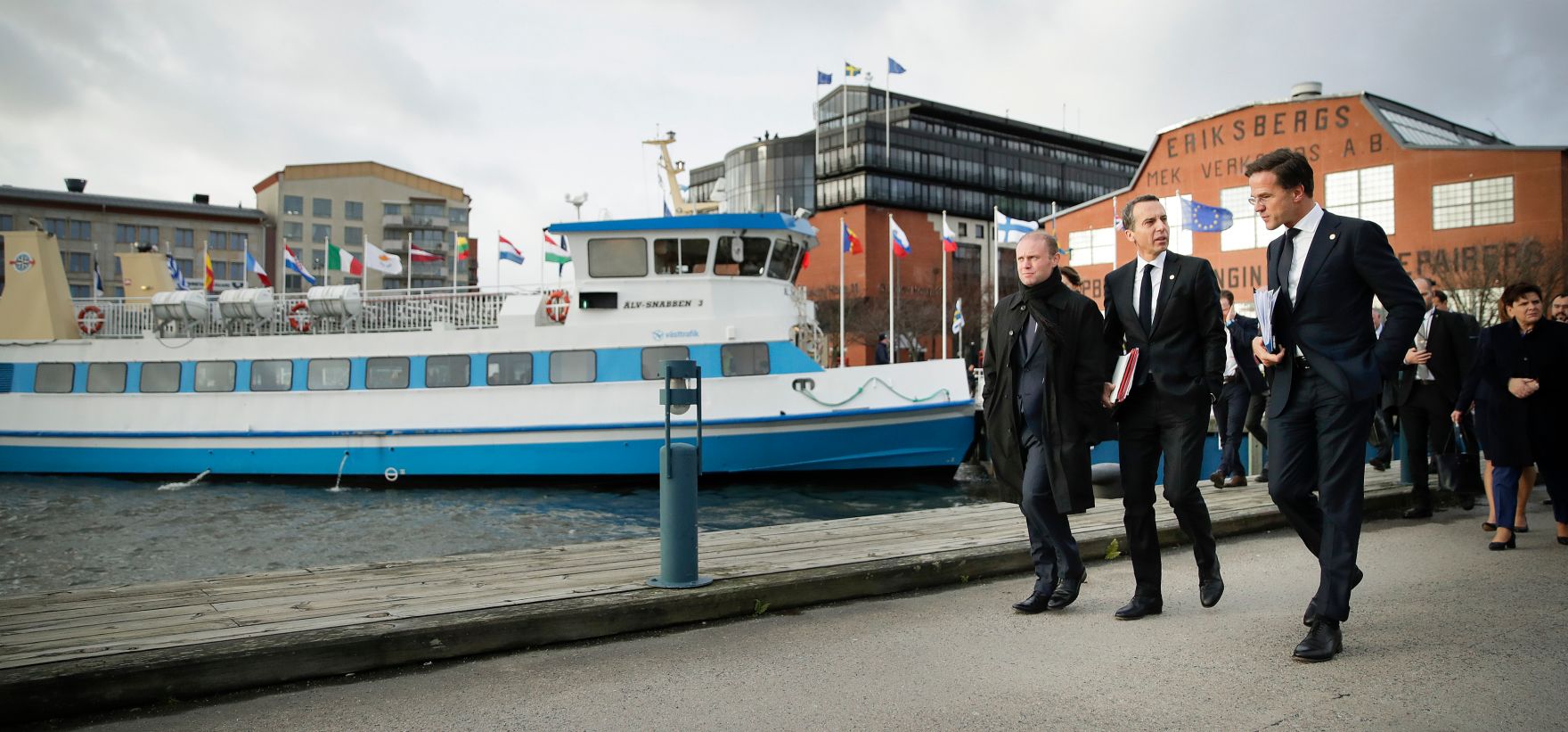 Am 17. November 2017 fand der Sozialgipfel der Europ&auml;ischen Staats- und Regierungschefs in G&ouml;teborg statt. Im Bild Bundeskanzler Christian Kern (m.) mit dem maltesischen Premierminister Joseph Muscat (l.) und dem niederl&auml;ndischen Premierminister Mark Rutte (r.).