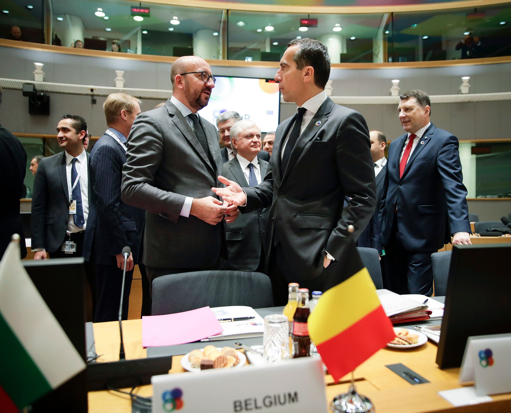 Am 24. November 2017 fand der 5. Ostpartnerschafts-Gipfel mit den Europ&auml;ischen Staats- und Regierungschefs in Br&uuml;ssel statt. Im Bild Bundeskanzler Christian Kern (r.) mit dem belgischen Premierminister Charles Michel (l.).