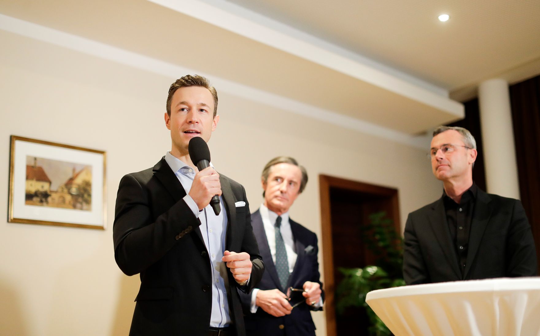 Am 10. J&auml;nner 2019 begann in Mauerbach die zweit&auml;gige Klausurtagung der Bundesregierung. Im Bild Bundesminister Gernot Bl&uuml;mel (l.) mit Bundesminister Norbert Hofer (r.) und Regierungssprecher Peter Launsky-Tieffenthal (m.).