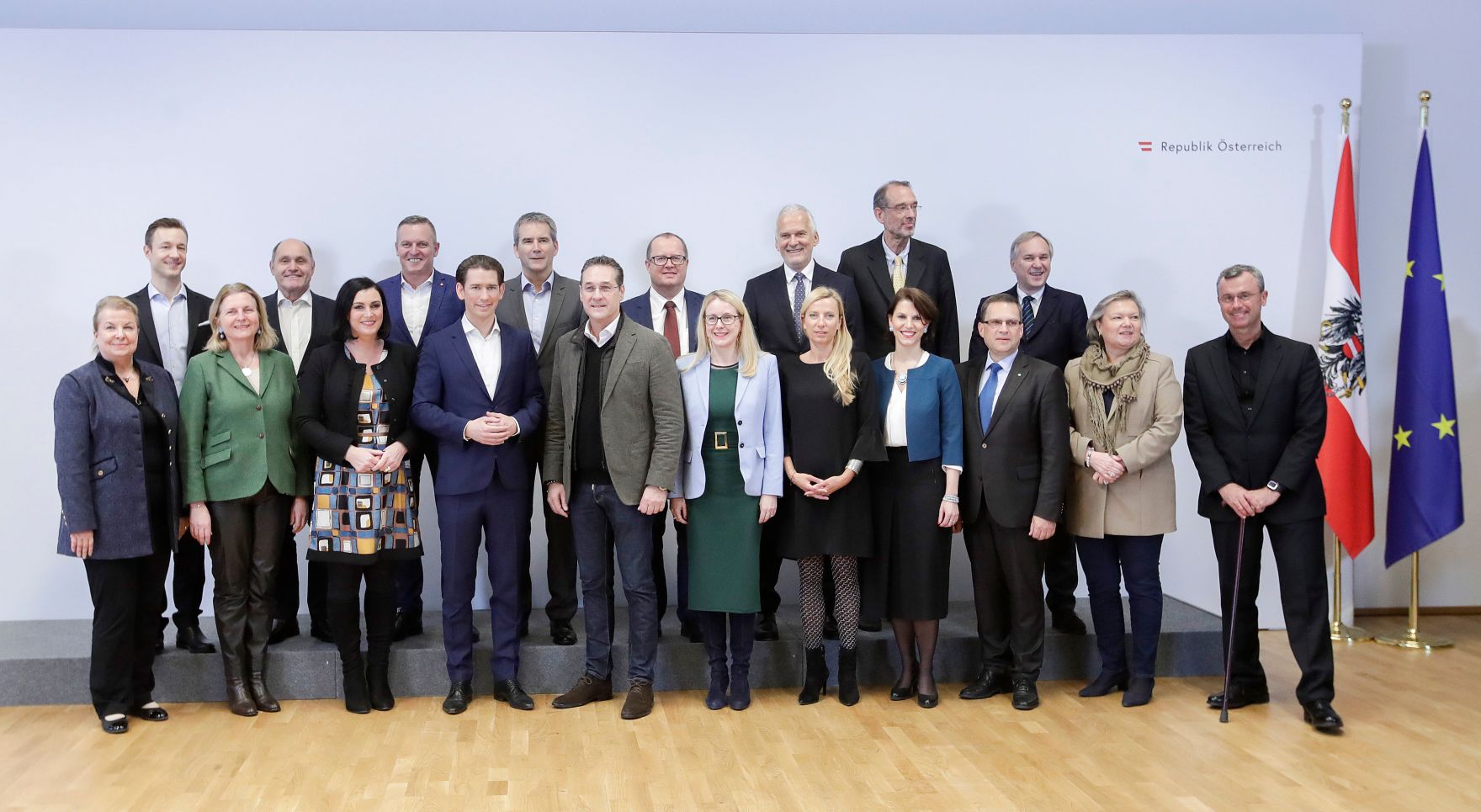 Am 10. J&auml;nner 2019 begann in Mauerbach die zweit&auml;gige Klausurtagung der Bundesregierung. Im Bild (1. Reihe v.l.n.r) Bundesministerin Beate Hartinger-Klein, Bundesministerin Karin Kneissl, Bundesministerin Elisabeth K&ouml;stinger, Bundeskanzler Sebastian Kurz, Vizekanzler Heinz-Christian Strache, Bundesministerin Margarete Schramb&ouml;ck, Bundesministerin Juliane Bogner-Strau&szlig;, Staatssekret&auml;rin Karoline Edtstadler, &Ouml;VP-Klubobmann August W&ouml;ginger, Dritte Nationalratspr&auml;sidentin Anneliese Kitzm&uuml;ller und Bundesminister Norbert Hofer, (2. Reihe v.l.n.r.) Bundesminister Gernot Bl&uuml;mel, Nationalratspr&auml;sident Wolfgang Sobotka, Bundesminister Mario Kunasek, Bundesminister Hartwig L&ouml;ger, Staatssekret&auml;r Hubert Fuchs, Bundesminister Josef Moser, Bundesminister Heinz Fa&szlig;mann und Gesch&auml;ftsf&uuml;hrender FP&Ouml;-Klubobmann Walter Rosenkranz