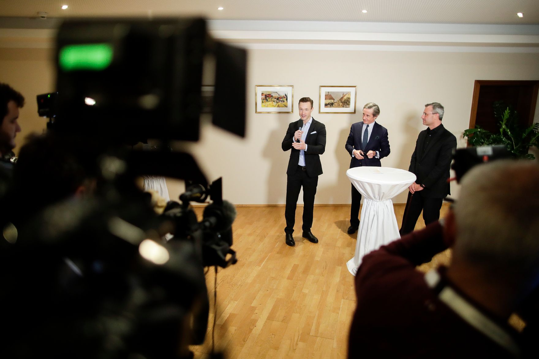 Am 10. J&auml;nner 2019 begann in Mauerbach die zweit&auml;gige Klausurtagung der Bundesregierung. Im Bild Bundesminister Gernot Bl&uuml;mel (l.) mit Bundesminister Norbert Hofer (r.) und Regierungssprecher Peter Launsky-Tieffenthal (m.).