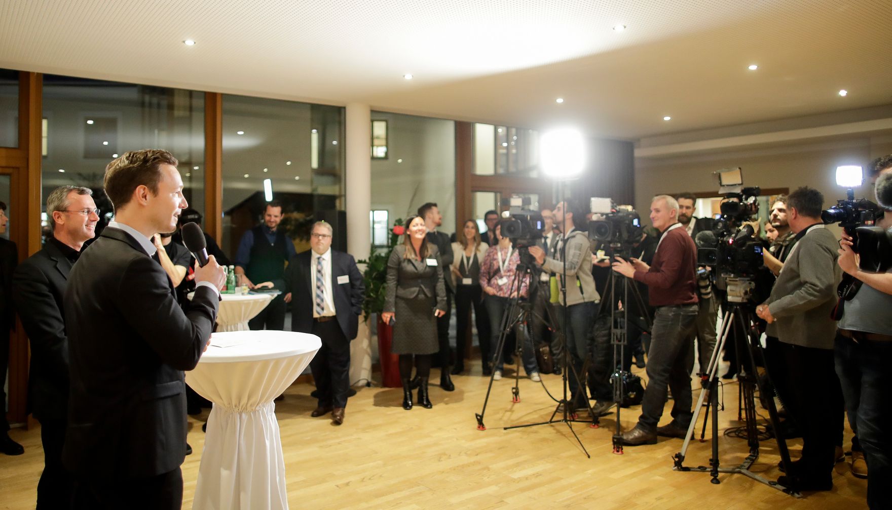 Am 10. J&auml;nner 2019 begann in Mauerbach die zweit&auml;gige Klausurtagung der Bundesregierung. Im Bild Bundesminister Gernot Bl&uuml;mel (2.v.l.) mit Bundesminister Norbert Hofer (l.).