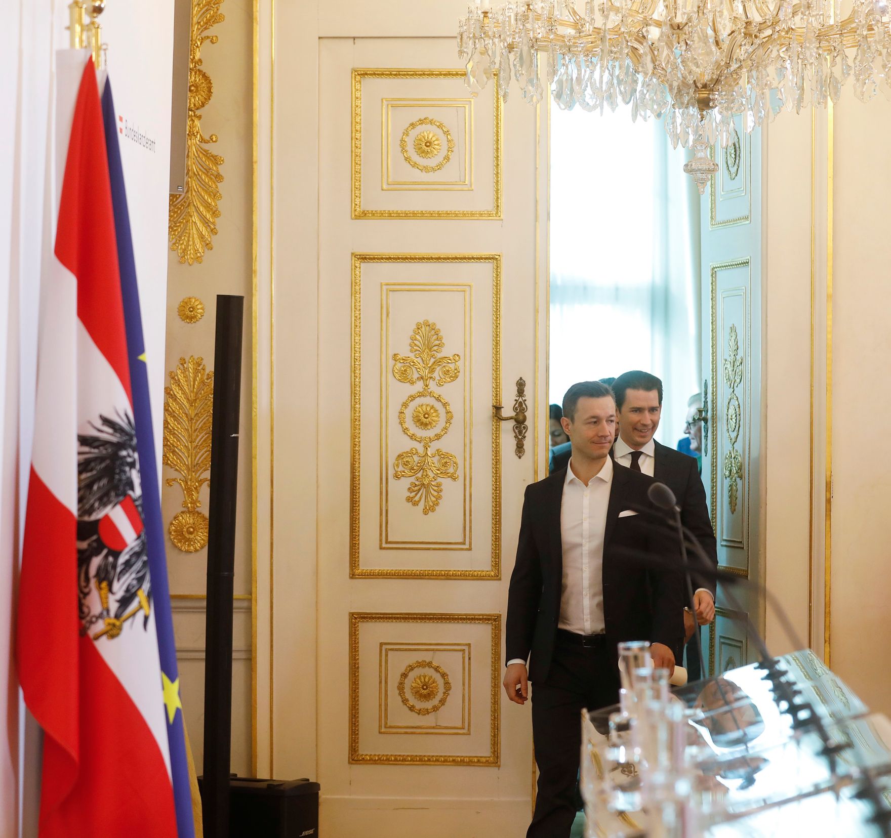 Bundeskanzler Sebastian Kurz (r.) und Bundesminister Gernot Bl&uuml;mel (l.) beim Pressefoyer nach dem Ministerrat am 16. J&auml;nner 2019.