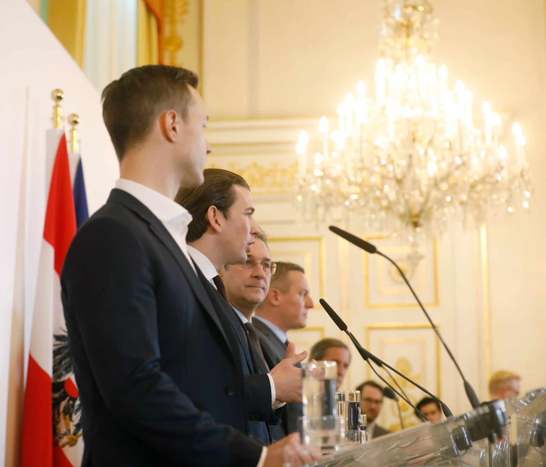 Bundeskanzler Sebastian Kurz (2.v.l.), Vizekanzler Heinz-Christian Strache (3.v.l.), Bundesminister Gernot Bl&uuml;mel (l.) und Bundesminister Mario Kunasek (4.v.l.) beim Pressefoyer nach dem Ministerrat am 16. J&auml;nner 2019.