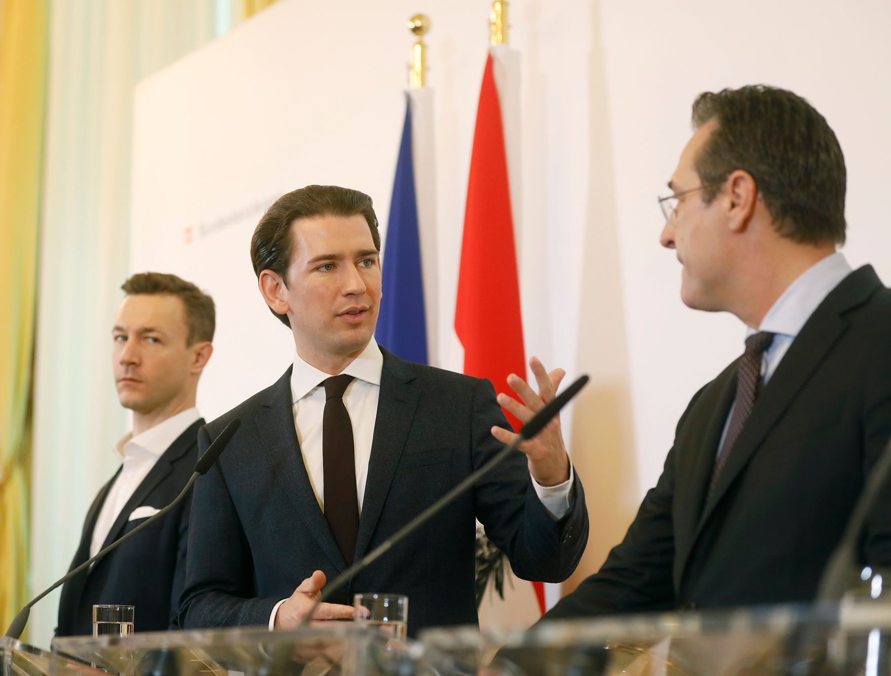 Bundeskanzler Sebastian Kurz (m.), Vizekanzler Heinz-Christian Strache (r.), Bundesminister Gernot Bl&uuml;mel (l.) beim Pressefoyer nach dem Ministerrat am 16. J&auml;nner 2019.