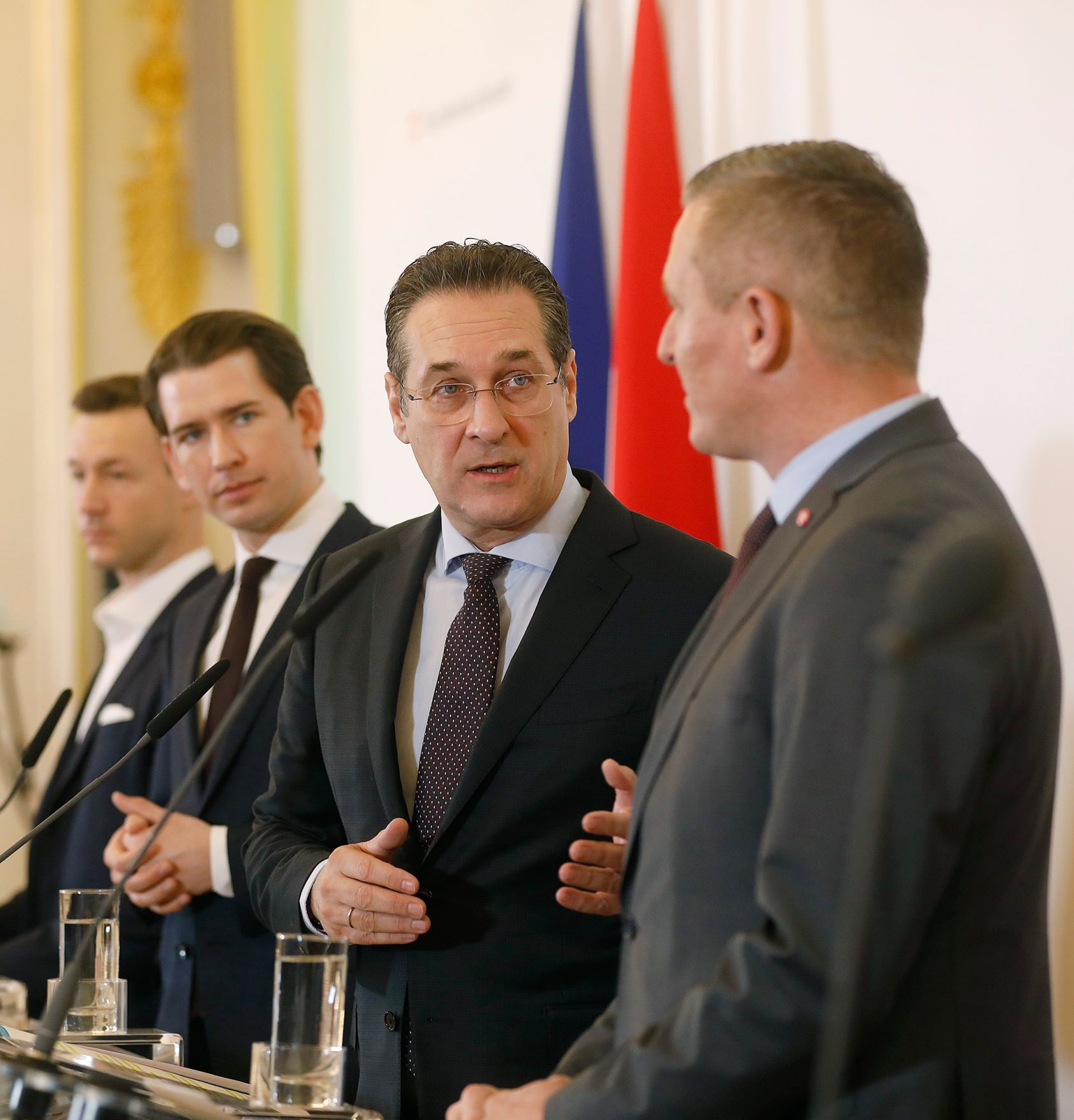 Bundesminister Mario Kunasek, Vizekanzler Heinz-Christian Strache, Bundeskanzler Sebastian Kurz, Bundesminister Mario Kunasek und Bundesminister Gernot Bl&uuml;mel (v.r.n.l.) beim Pressefoyer nach dem Ministerrat am 16. J&auml;nner 2019.