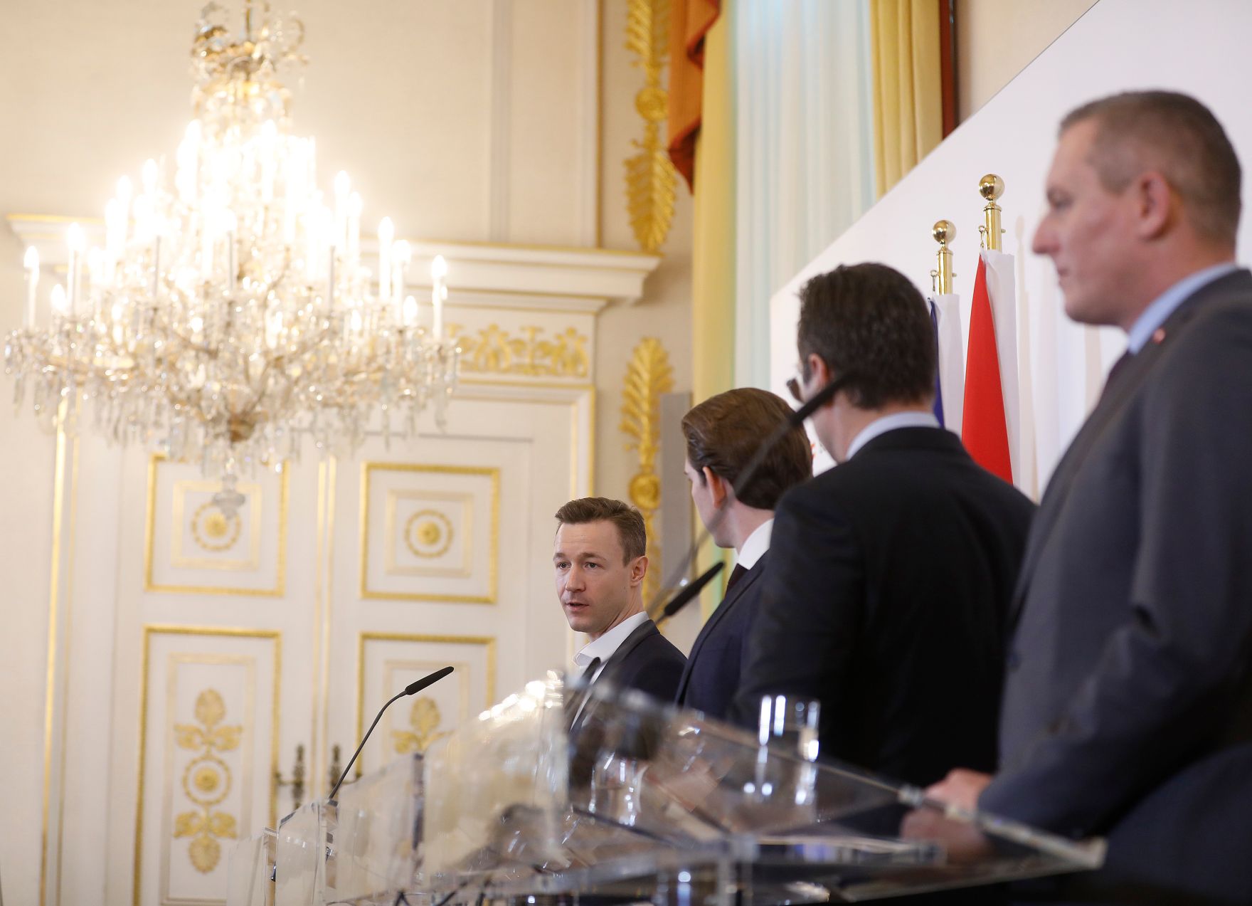Bundesminister Mario Kunasek, Vizekanzler Heinz-Christian Strache, Bundeskanzler Sebastian Kurz, Bundesminister Mario Kunasek und Bundesminister Gernot Bl&uuml;mel (v.r.n.l.) beim Pressefoyer nach dem Ministerrat am 16. J&auml;nner 2019.