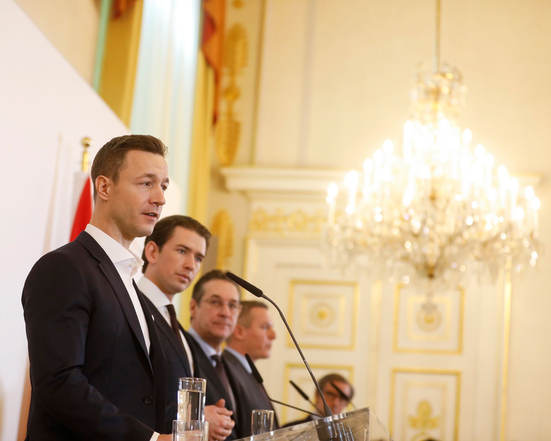 Regierungssprecher Peter Launsky-Tieffenthal, Bundesminister Mario Kunasek, Vizekanzler Heinz-Christian Strache, Bundeskanzler Sebastian Kurz, Bundesminister Mario Kunasek und Bundesminister Gernot Bl&uuml;mel (v.r.n.l.) beim Pressefoyer nach dem Ministerrat am 16. J&auml;nner 2019.