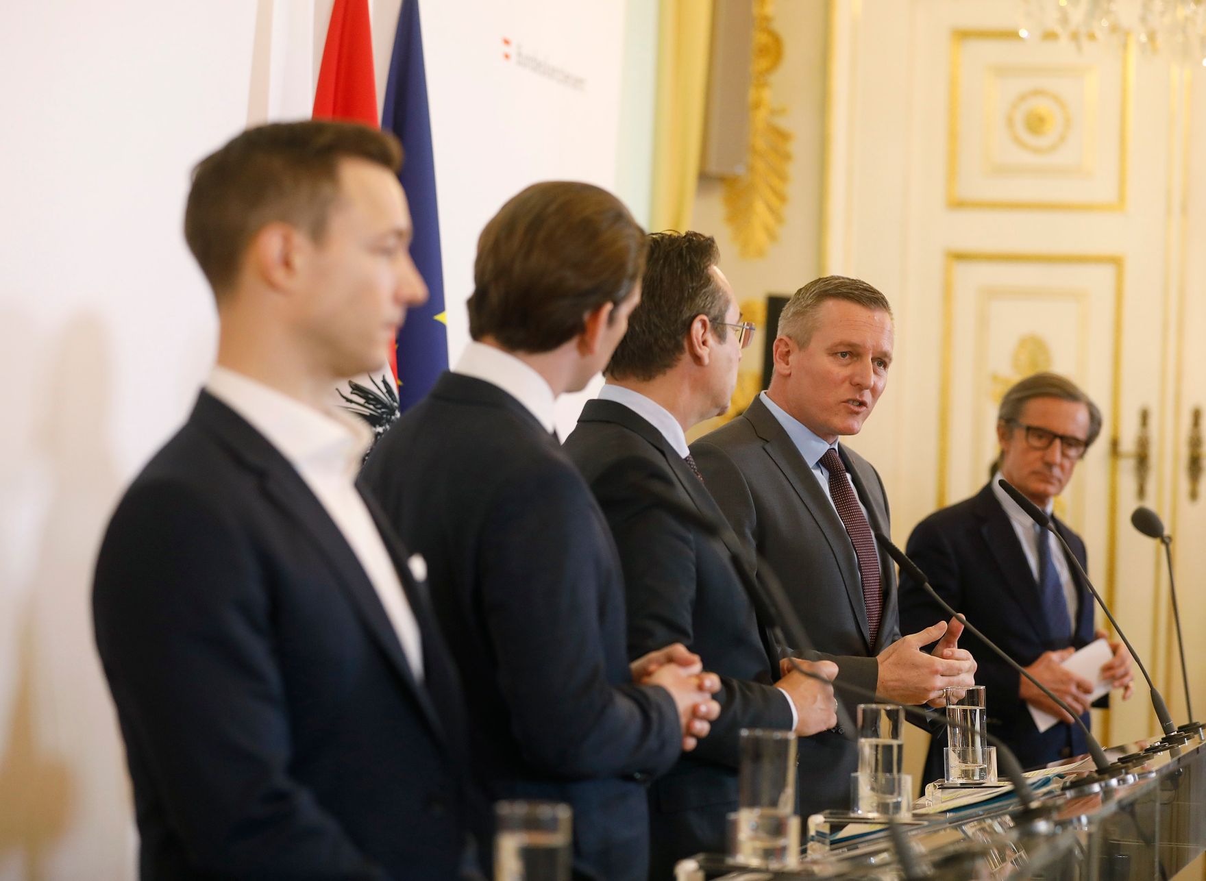 Regierungssprecher Peter Launsky-Tieffenthal, Bundesminister Mario Kunasek, Vizekanzler Heinz-Christian Strache, Bundeskanzler Sebastian Kurz, Bundesminister Mario Kunasek und Bundesminister Gernot Bl&uuml;mel (v.r.n.l.) beim Pressefoyer nach dem Ministerrat am 16. J&auml;nner 2019.
