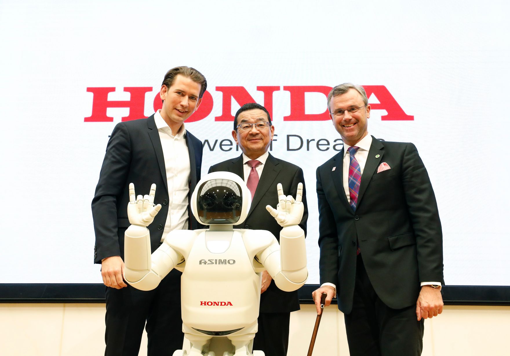 Am 15. Februar 2019 besuchte Bundeskanzler Sebastian Kurz (l.) im Rahmen seiner Japanreise gemeinsam mit Bundesminister Norbert Hofer (r.) den japanischen Motorenhersteller Honda. Im Bild mit dem Pr&auml;sidenten von Honda Takahiro Hachigo (m.).