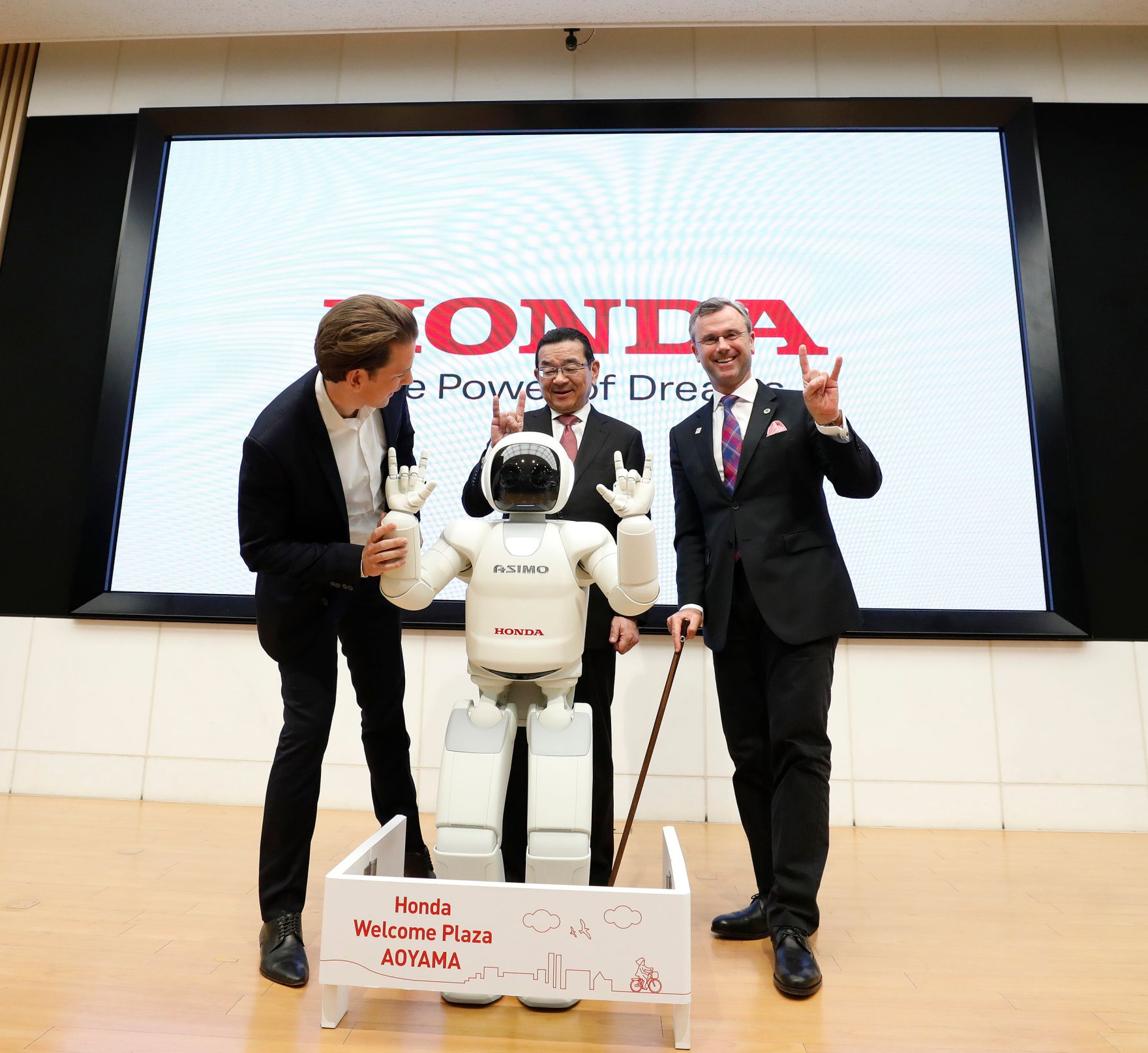 Am 15. Februar 2019 besuchte Bundeskanzler Sebastian Kurz (l.) im Rahmen seiner Japanreise gemeinsam mit Bundesminister Norbert Hofer (r.) den japanischen Motorenhersteller Honda. Im Bild mit dem Pr&auml;sidenten von Honda Takahiro Hachigo (m.).