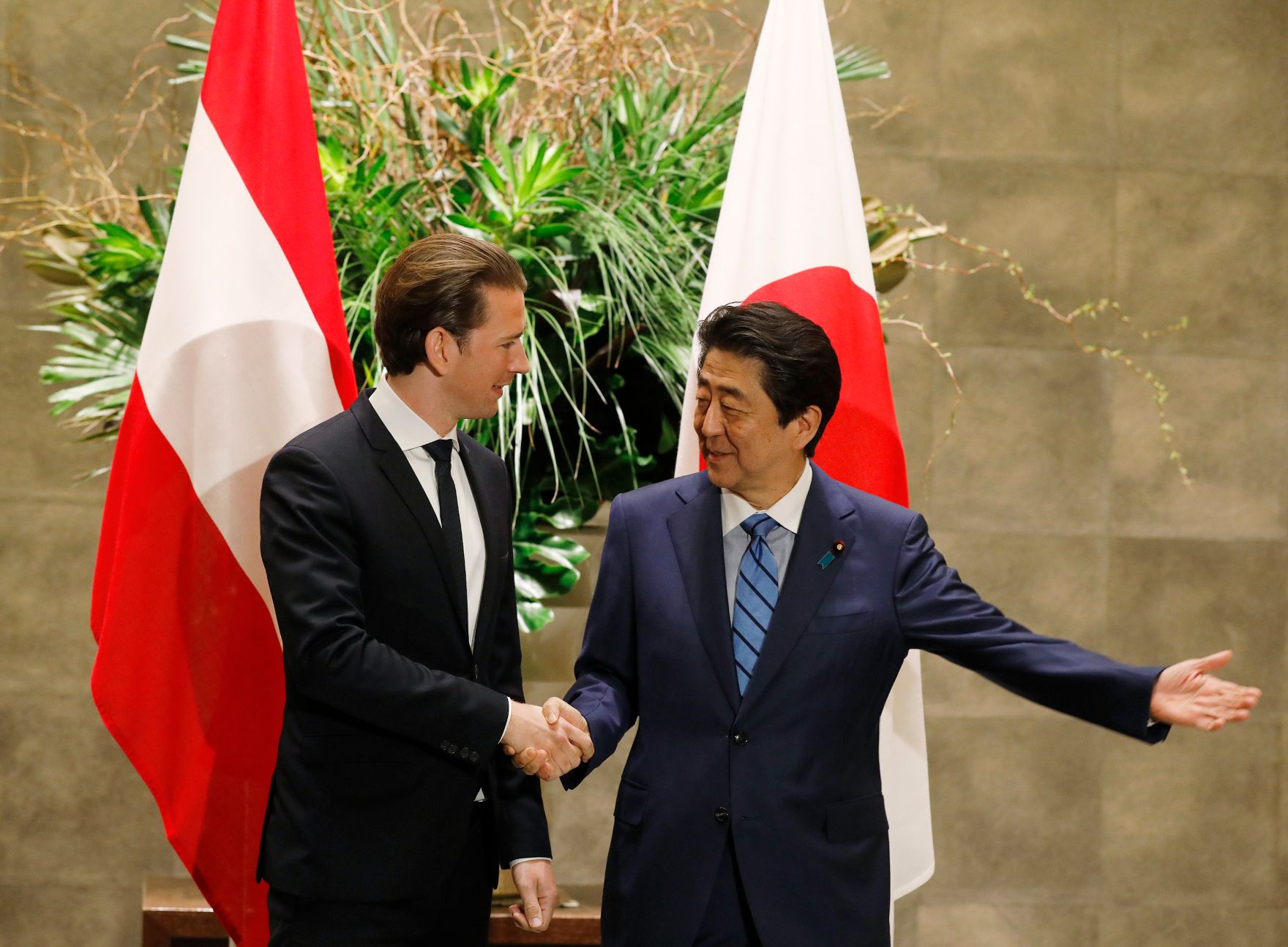 Am 15. Februar 2019 traf Bundeskanzler Sebastian Kurz (l.) im Rahmen seines Arbeitsbesuchs den japanischen Premierminister Shinzō Abe (r.).