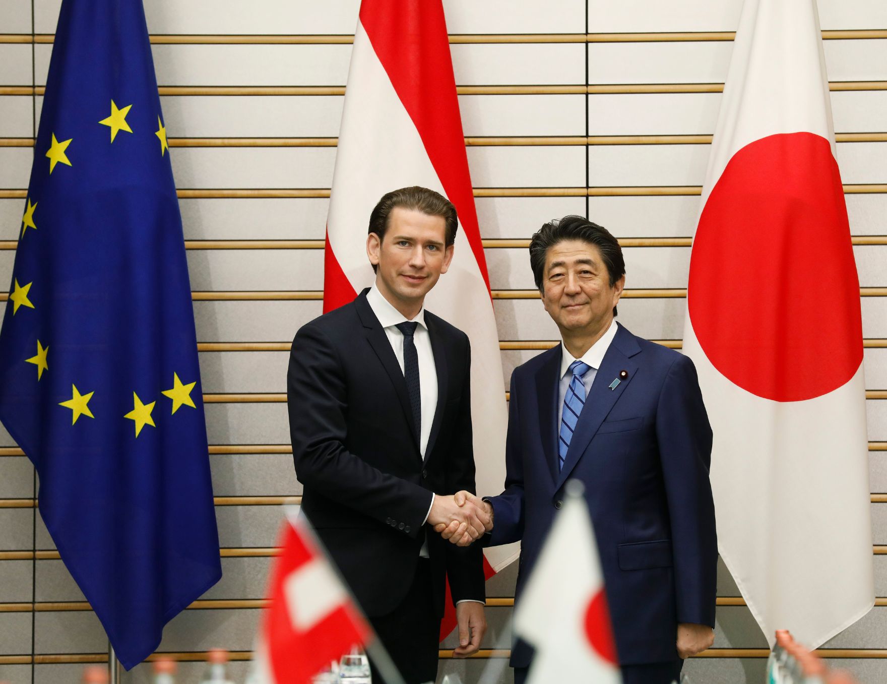 Am 15. Februar 2019 traf Bundeskanzler Sebastian Kurz (l.) im Rahmen seines Arbeitsbesuchs den japanischen Premierminister Shinzō Abe (r.).