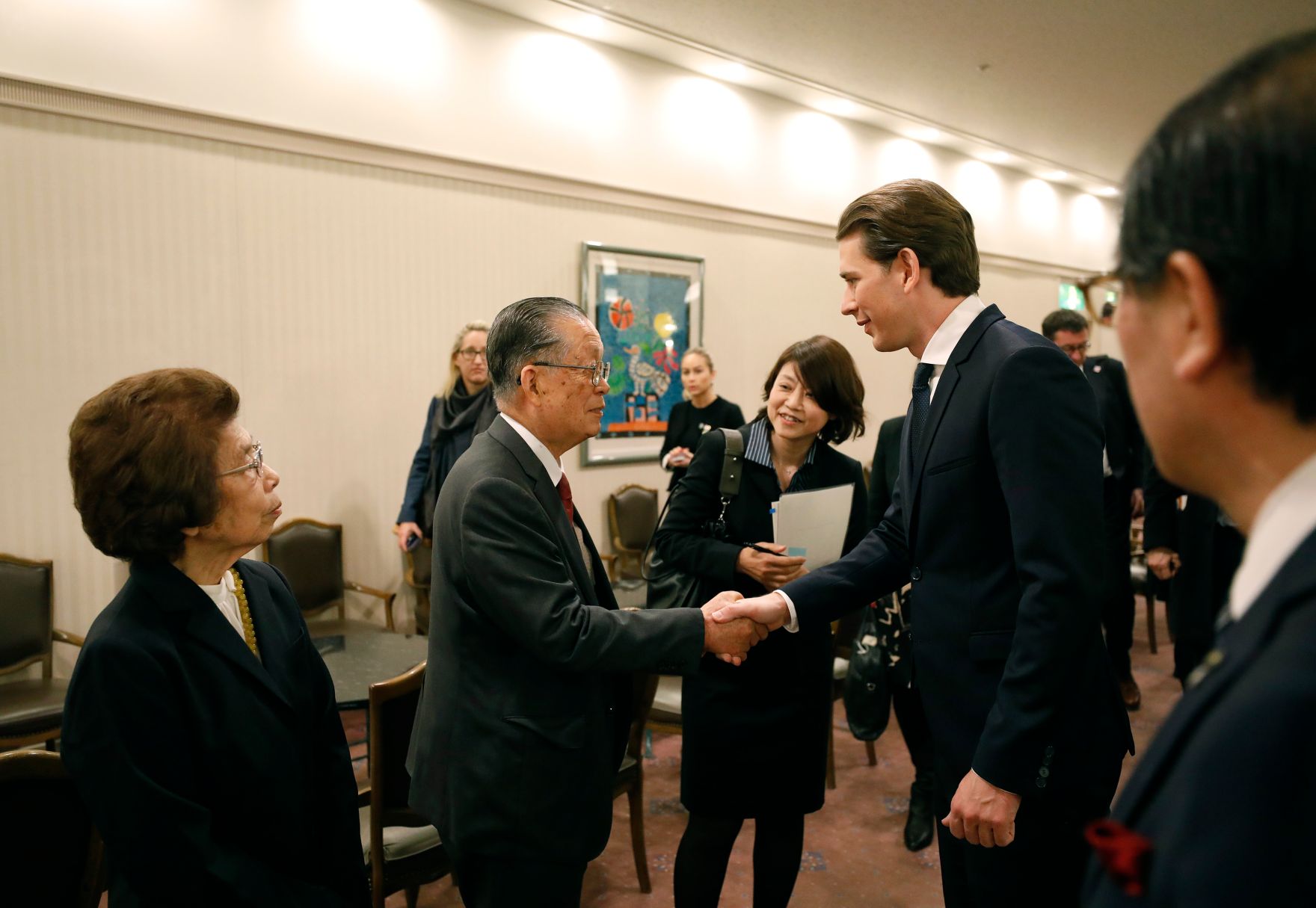 Am 16. Februar 2019 traf Bundeskanzler Sebastian Kurz (m.r.) im Rahmen seiner Japanreise &Uuml;berlebende des Atombombenabwurfs auf Hiroshima.