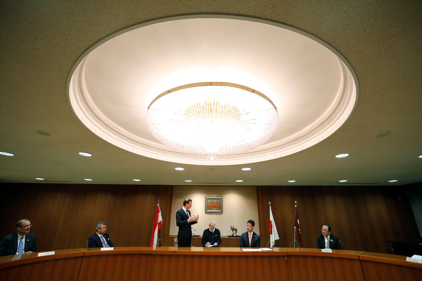 Am 16. Februar 2019 traf Bundeskanzler Sebastian Kurz im Rahmen seiner Japanreise den Gouverneur von Hiroshima, Hidehiko Yuzaki.