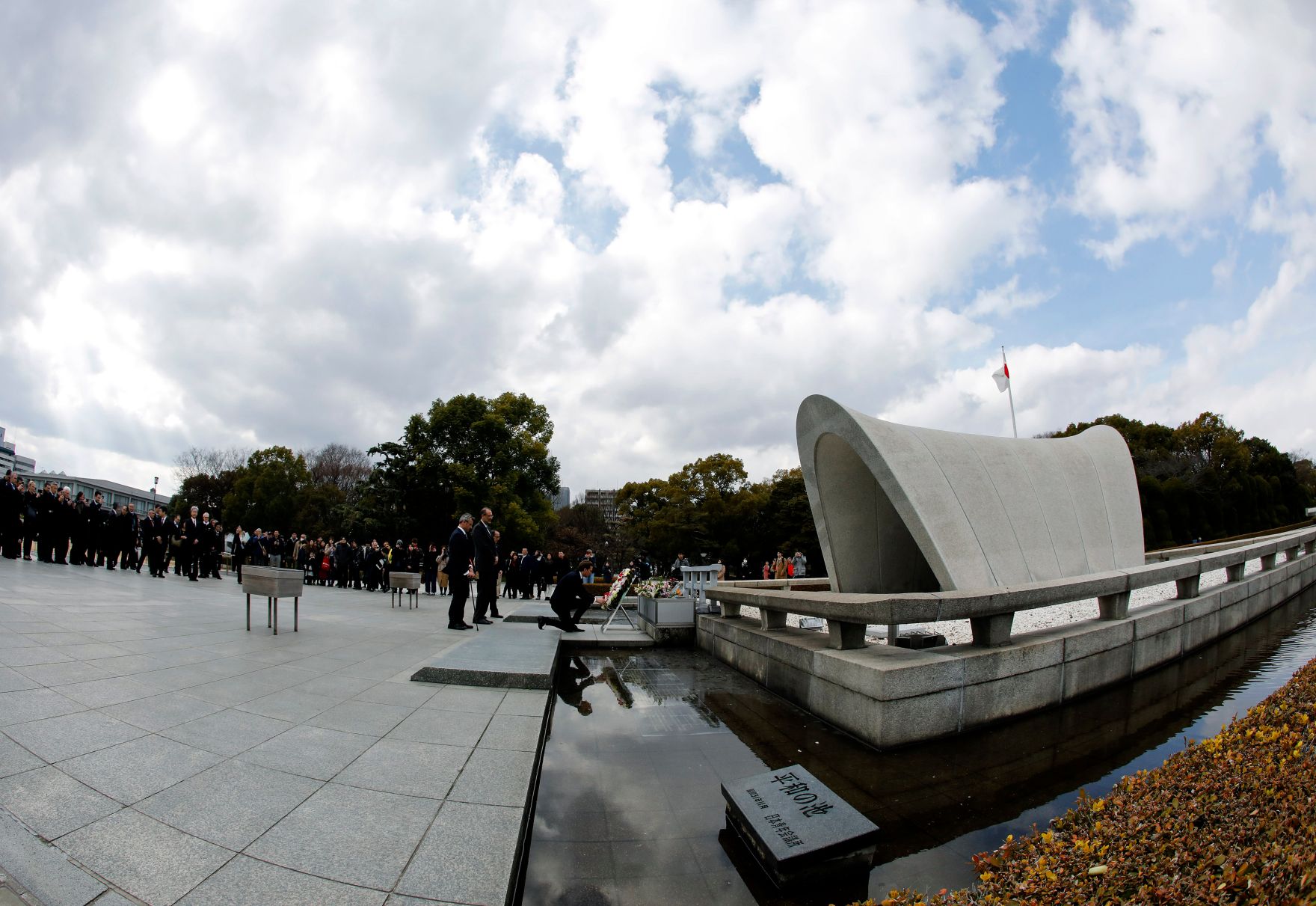 Am 16. Februar 2019 besuchte Bundeskanzler Sebastian Kurz im Rahmen seiner Japanreise das Hiroshima Dokumentationszentrum.