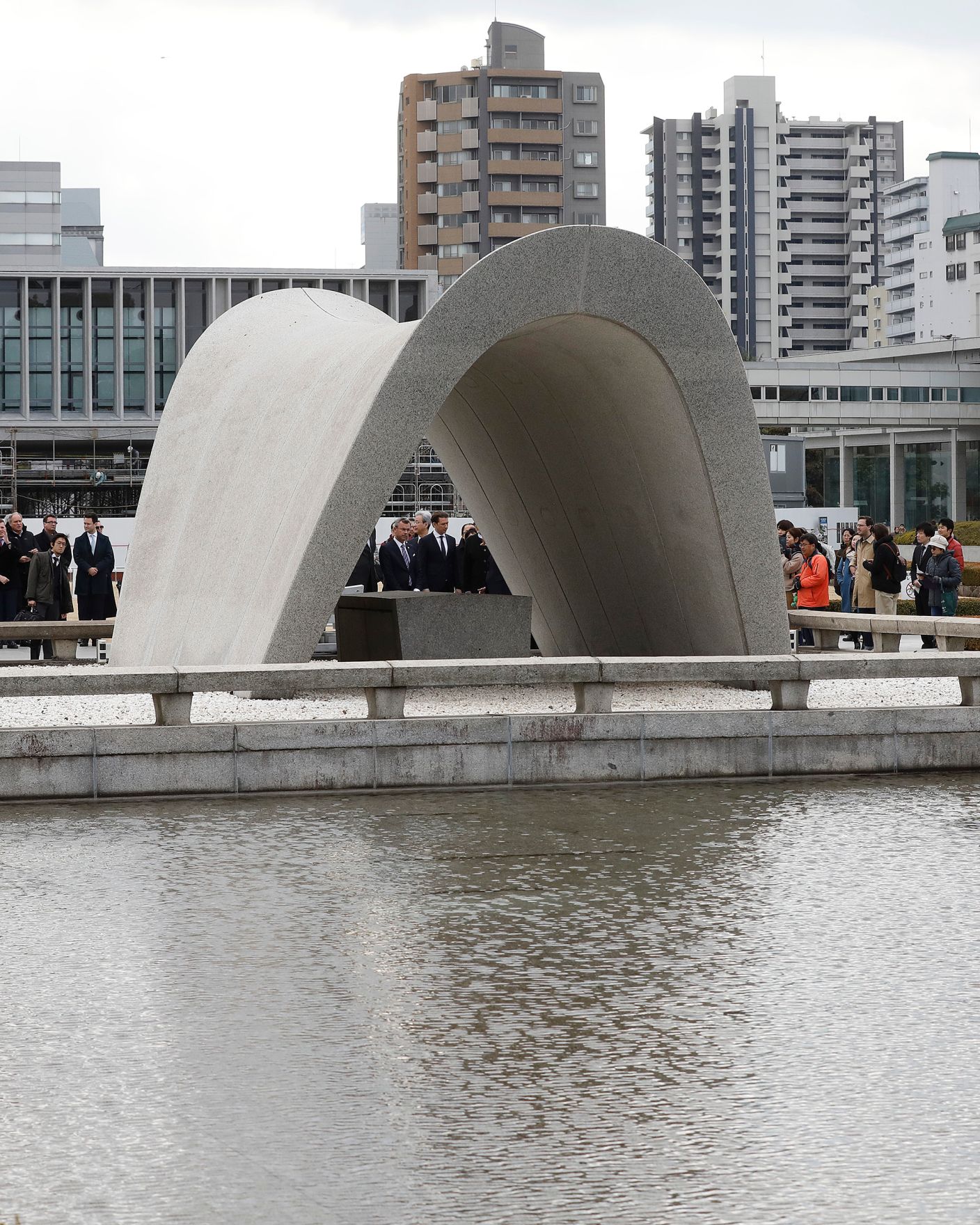 Am 16. Februar 2019 besuchte Bundeskanzler Sebastian Kurz im Rahmen seiner Japanreise das Hiroshima Dokumentationszentrum.