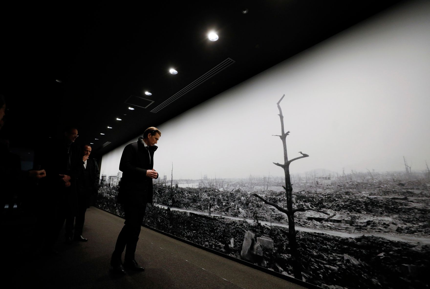 Am 16. Februar 2019 besuchte Bundeskanzler Sebastian Kurz im Rahmen seiner Japanreise das Hiroshima Dokumentationszentrum.