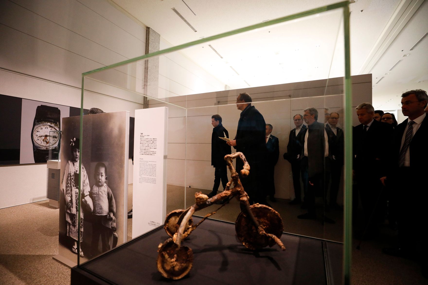 Am 16. Februar 2019 besuchte Bundeskanzler Sebastian Kurz im Rahmen seiner Japanreise das Hiroshima Dokumentationszentrum.