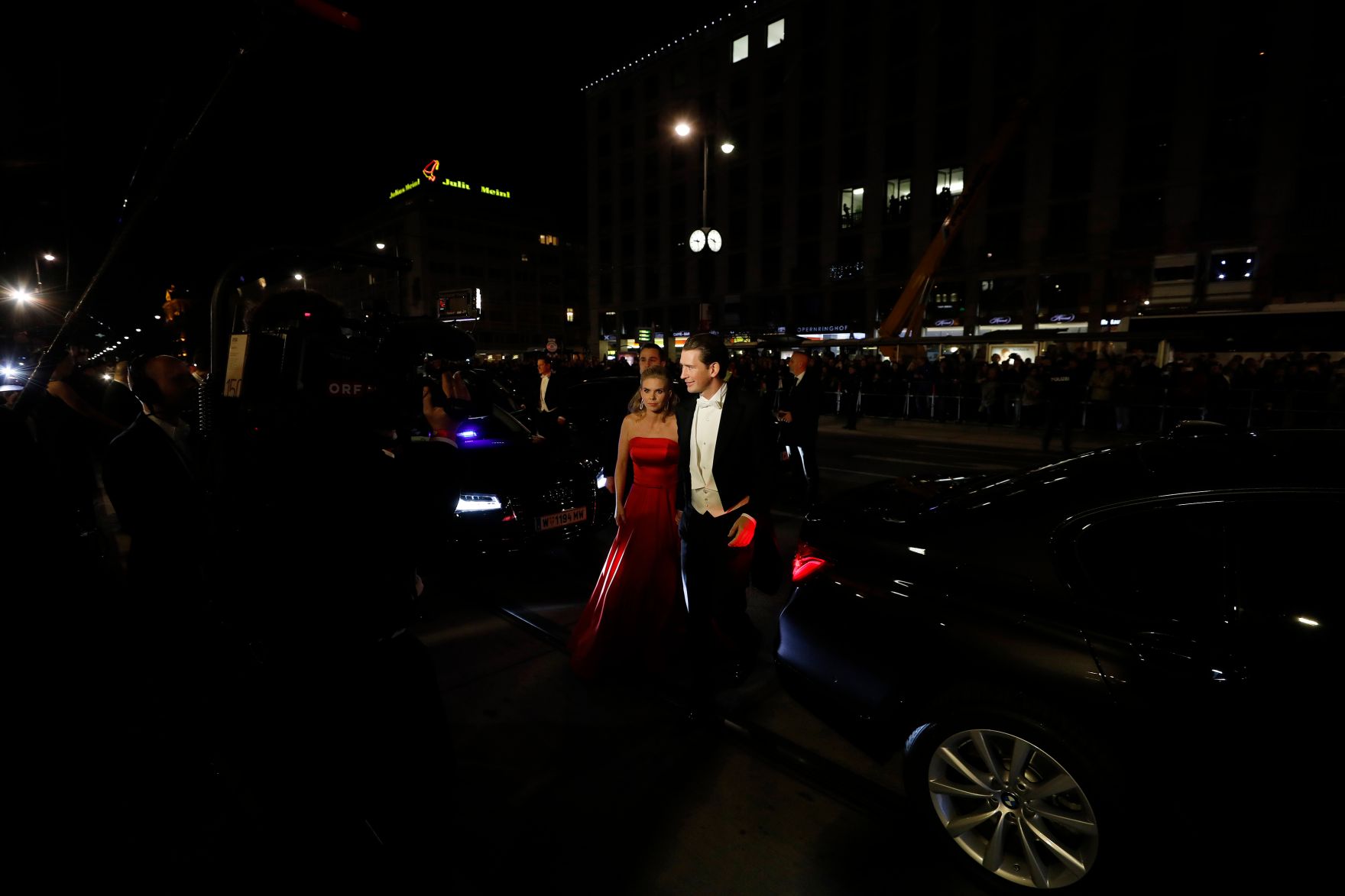 Am 28. Februar 2019 besuchte Bundeskanzler Sebastian Kurz (r.) den Wiener Opernball. Im Bild mit Susanne Thier (l.).