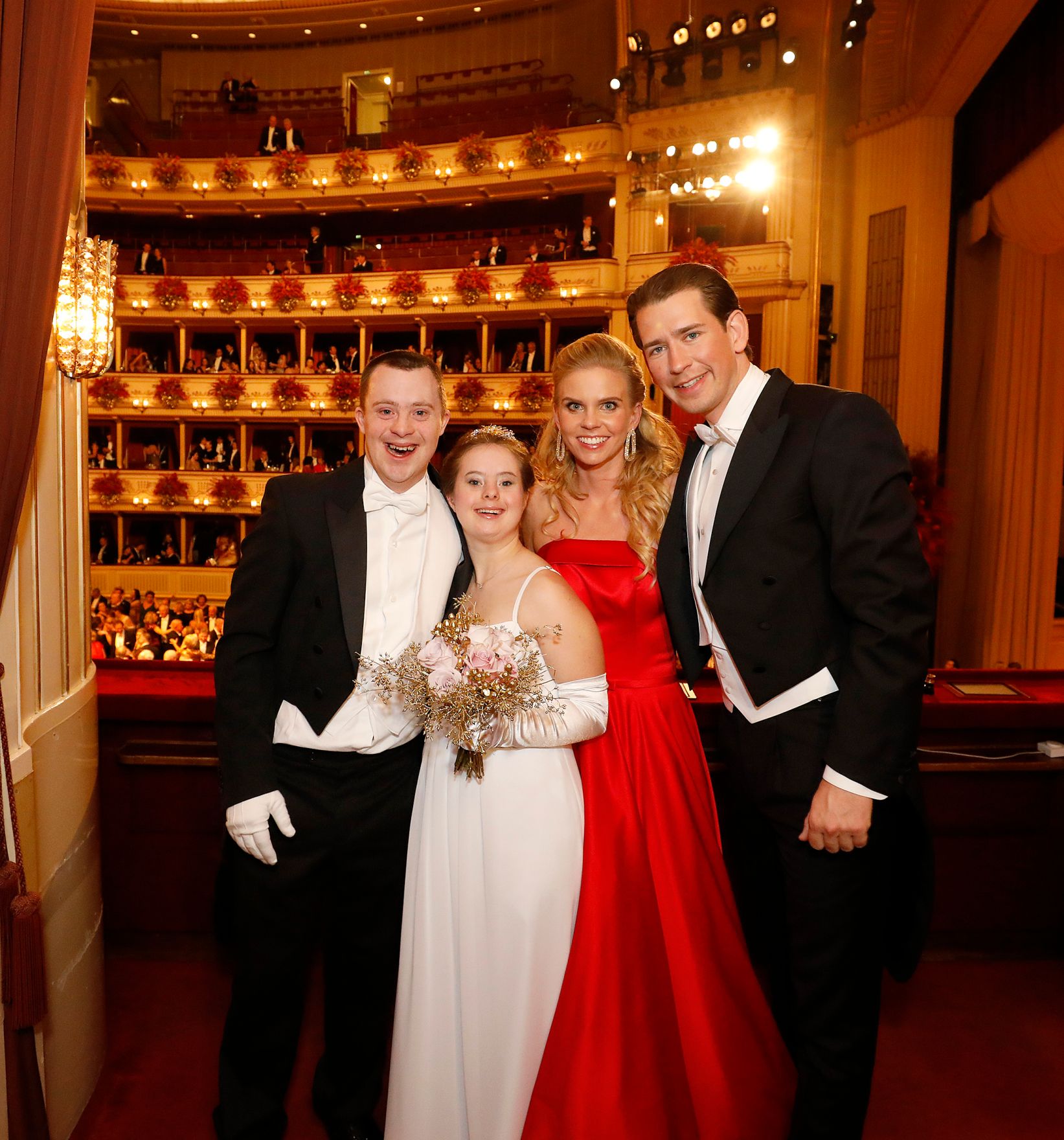 Am 28. Februar 2019 besuchte Bundeskanzler Sebastian Kurz (r.) den Wiener Opernball. Im Bild mit Susanne Thier (m.r.) und dem Deb&uuml;tantenpaar Simon Couvreur (l.) und Maria Naber (m.l.).