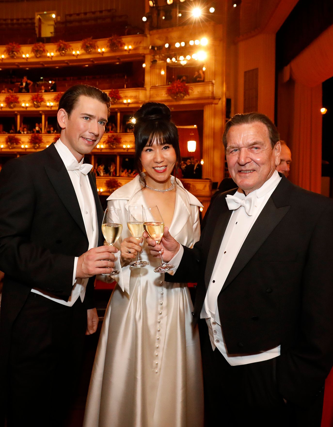 Am 28. Februar 2019 besuchte Bundeskanzler Sebastian Kurz (l.) den Wiener Opernball. Im Bild mit Gerhard Schr&ouml;der (r.), ehemaliger Bundeskanzler Deutschlands und Soyeon Kim (m.).